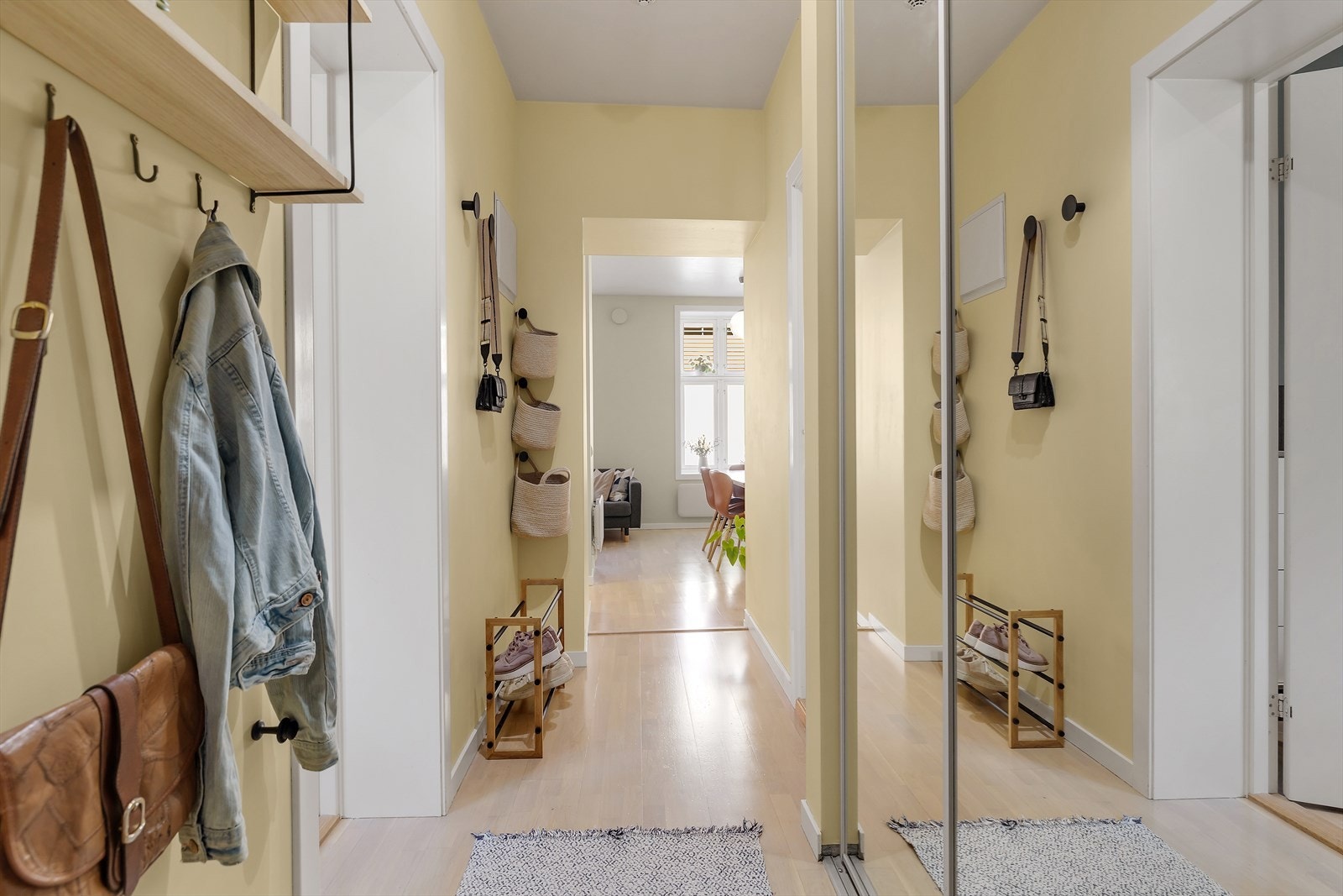 Leiligheten har en lys og åpen entré som gir et umiddelbart godt førsteinntrykk. Galleribilde