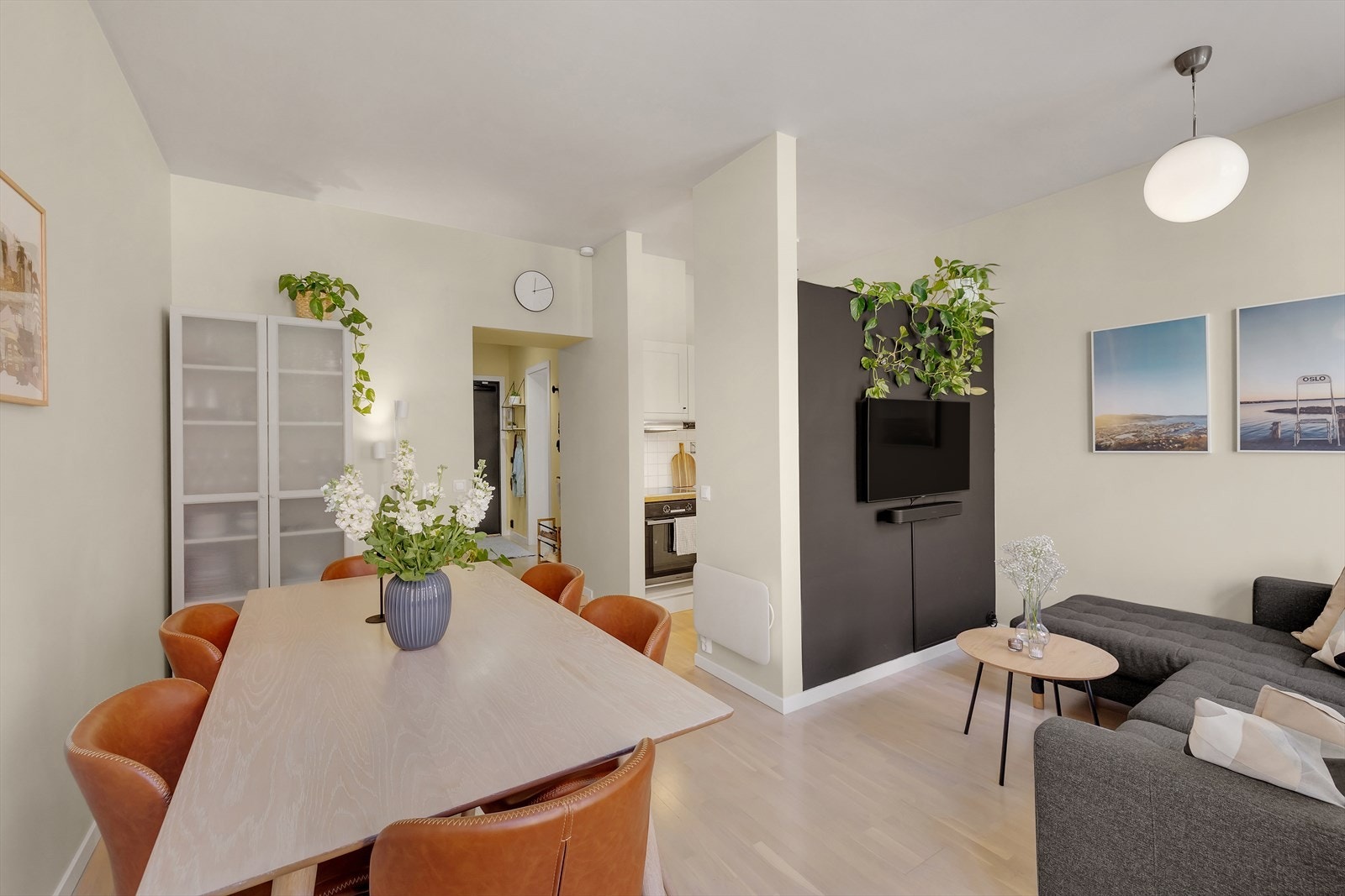 Overflatene er malt i duse fargetoner og det er parkett på gulv. Galleribilde