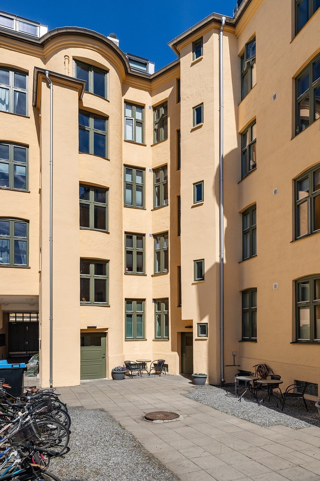 Inngang til gården fra Sannergata. I indre gårdsrom er det inngang til de tre oppgangene, A, B og C. Galleribilde