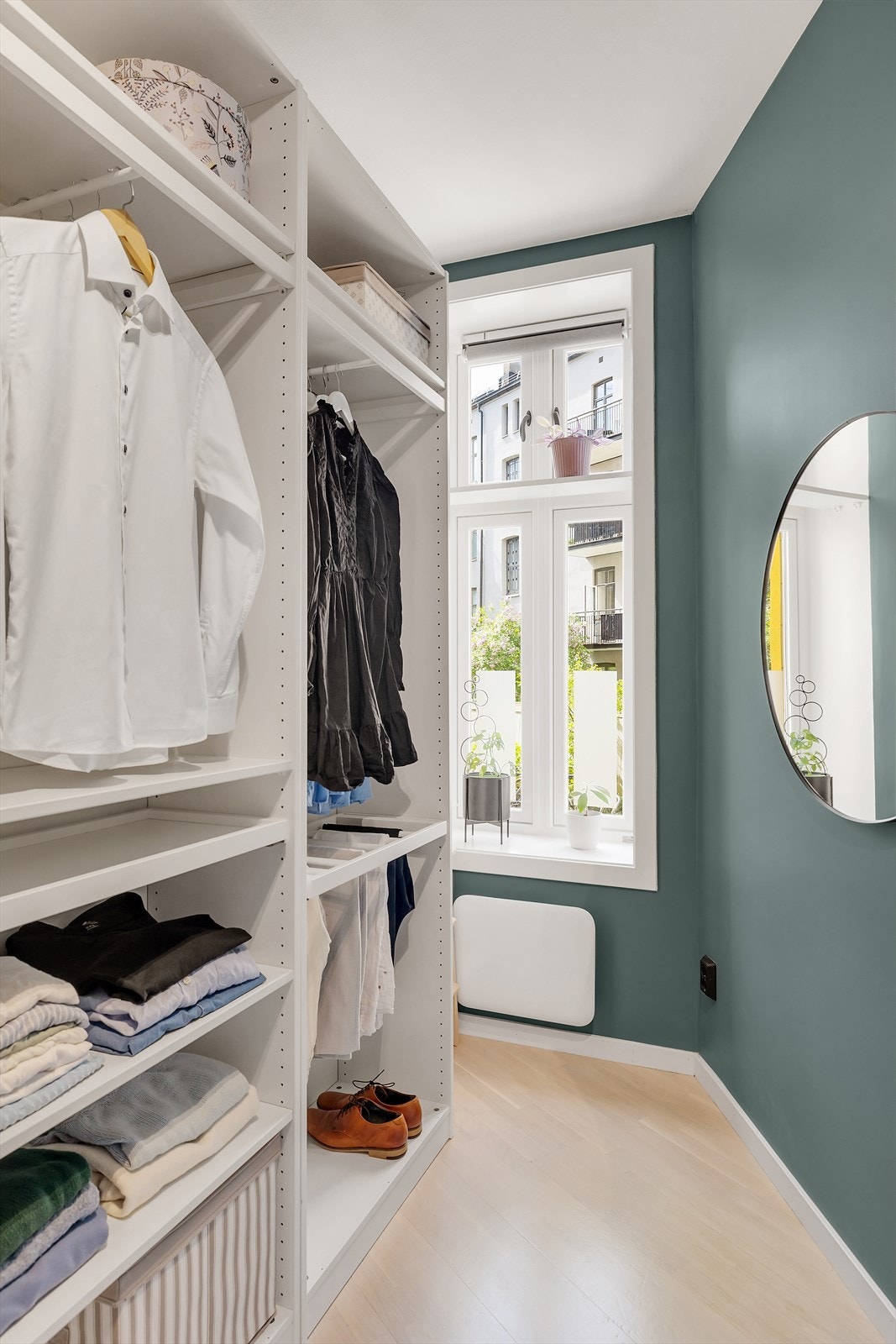 Garderobeskapet gir også rikelig med oppbevaringsplass. Galleribilde