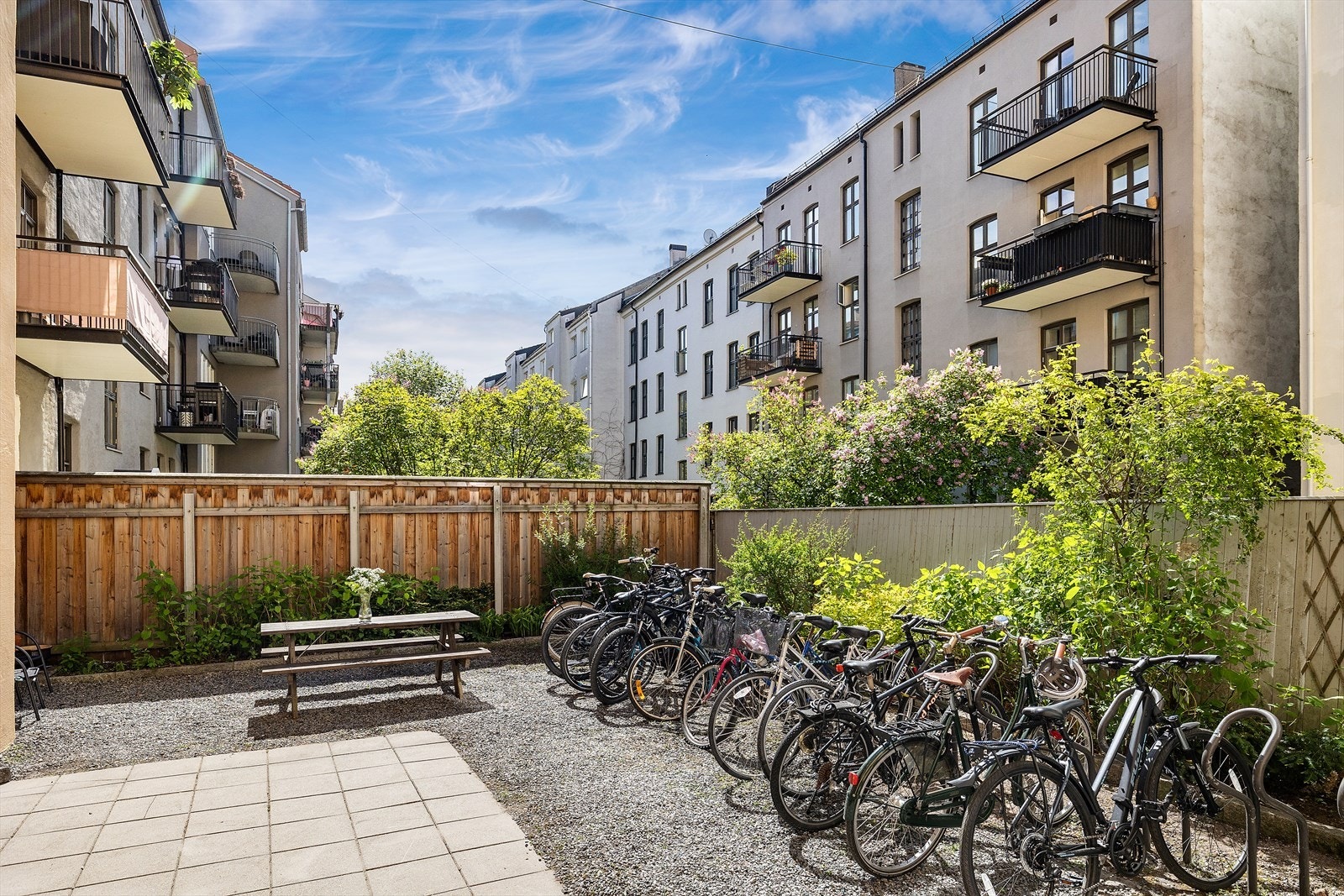 Utebord og sykkelparkering m.m. i felles bakgård. Galleribilde