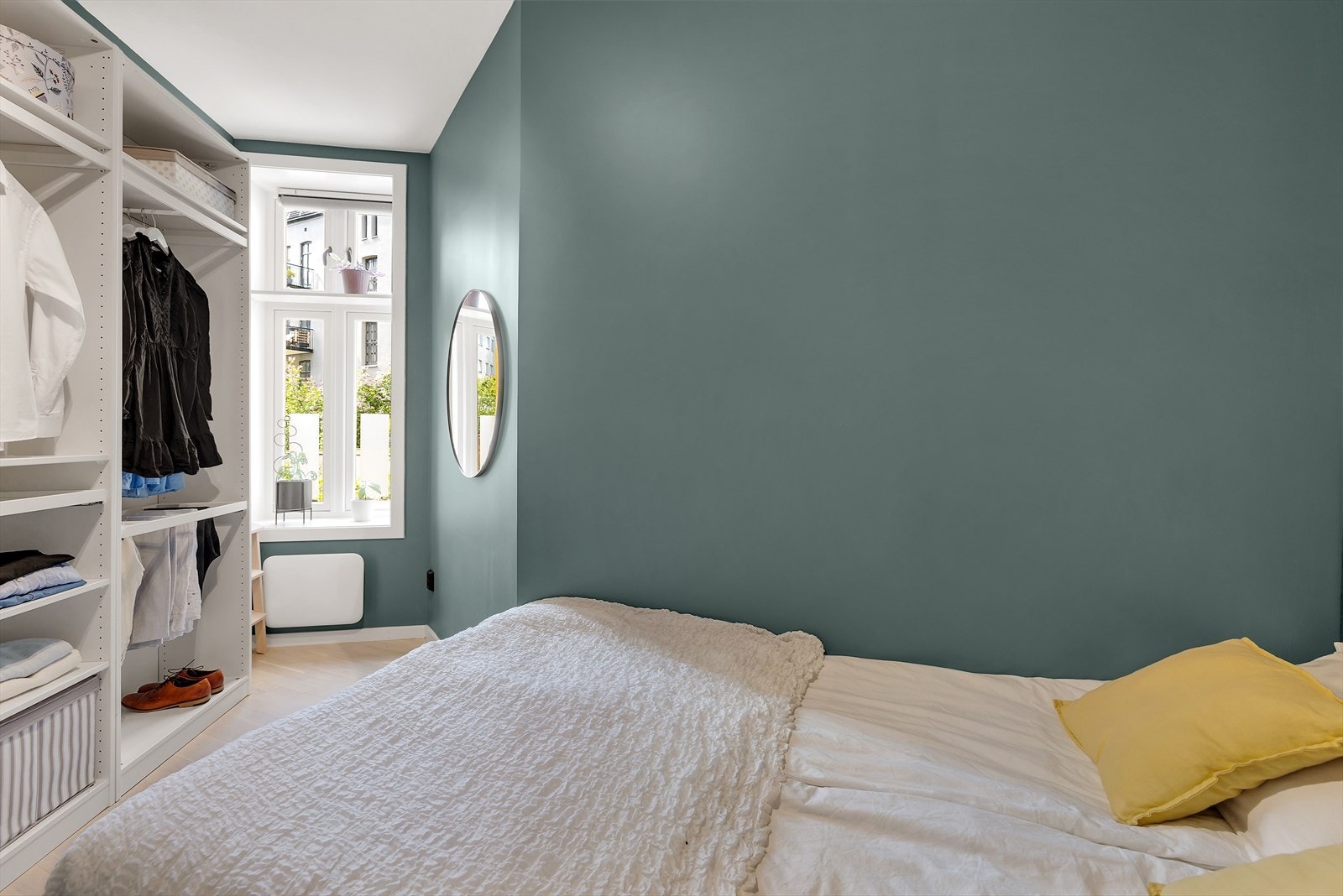 Luftig soverom med plass til dobbeltseng og tilhørende møbler. Galleribilde