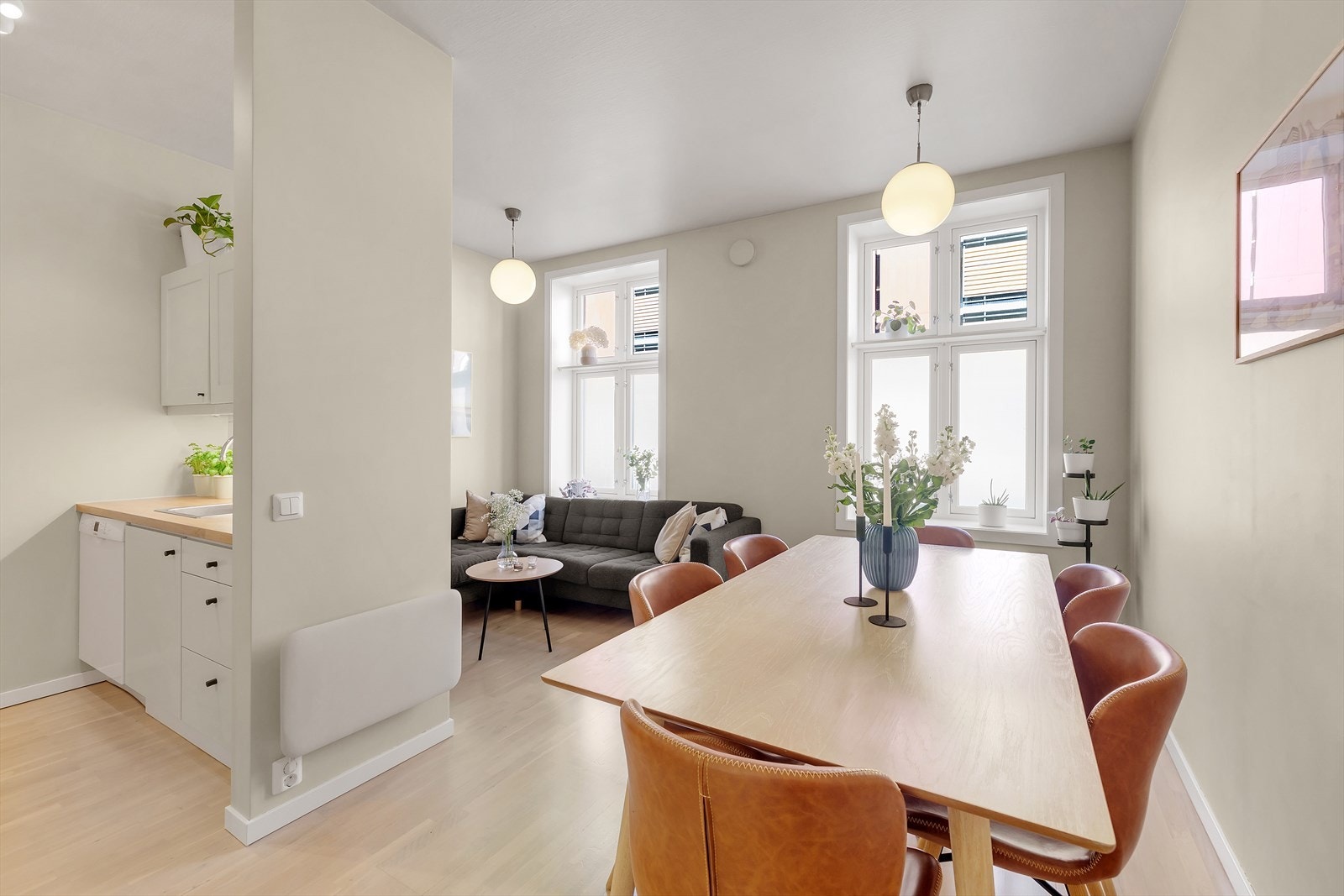 God plass til stort spisebord i forbindelse med stue/kjøkken. Galleribilde