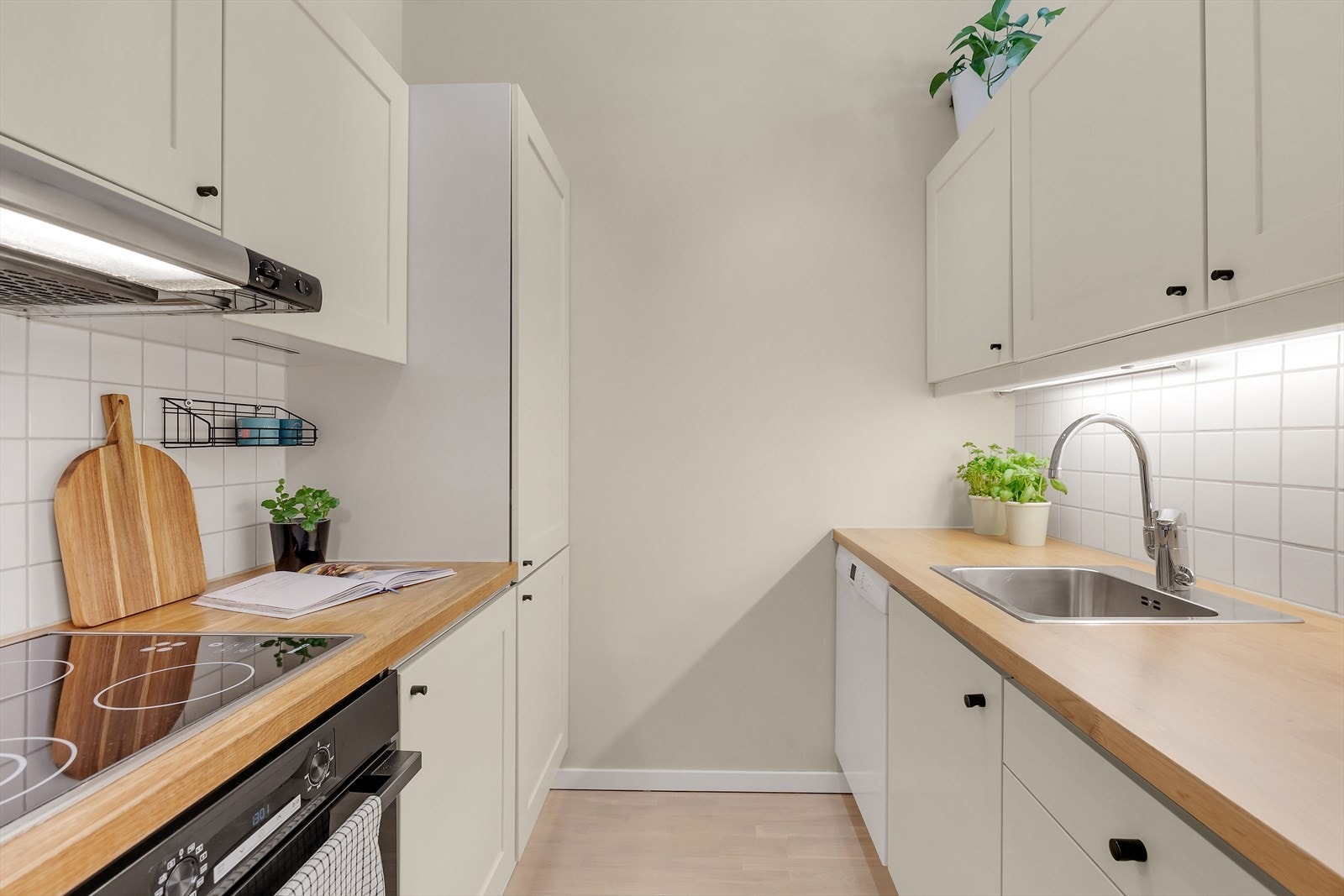 Kjøkkenet er tilpasset på en god måte med rikelig skap- og benkeplass. Galleribilde