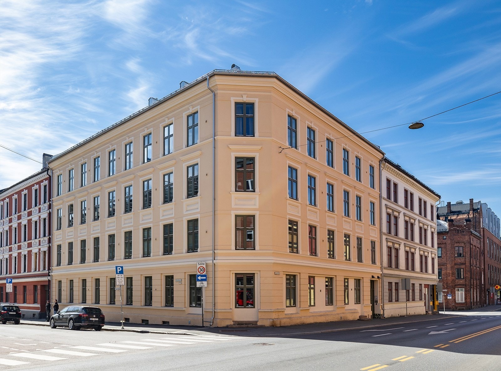 Leiligheten ligger sentralt til på populære Grünerløkka, et attraktivt og sentralt boligområde med kort gangavstand til Rodeløkka, Torshov, Tøyen og Oslo sentrum, hvor byens pulserende liv utfolder seg. Galleribilde