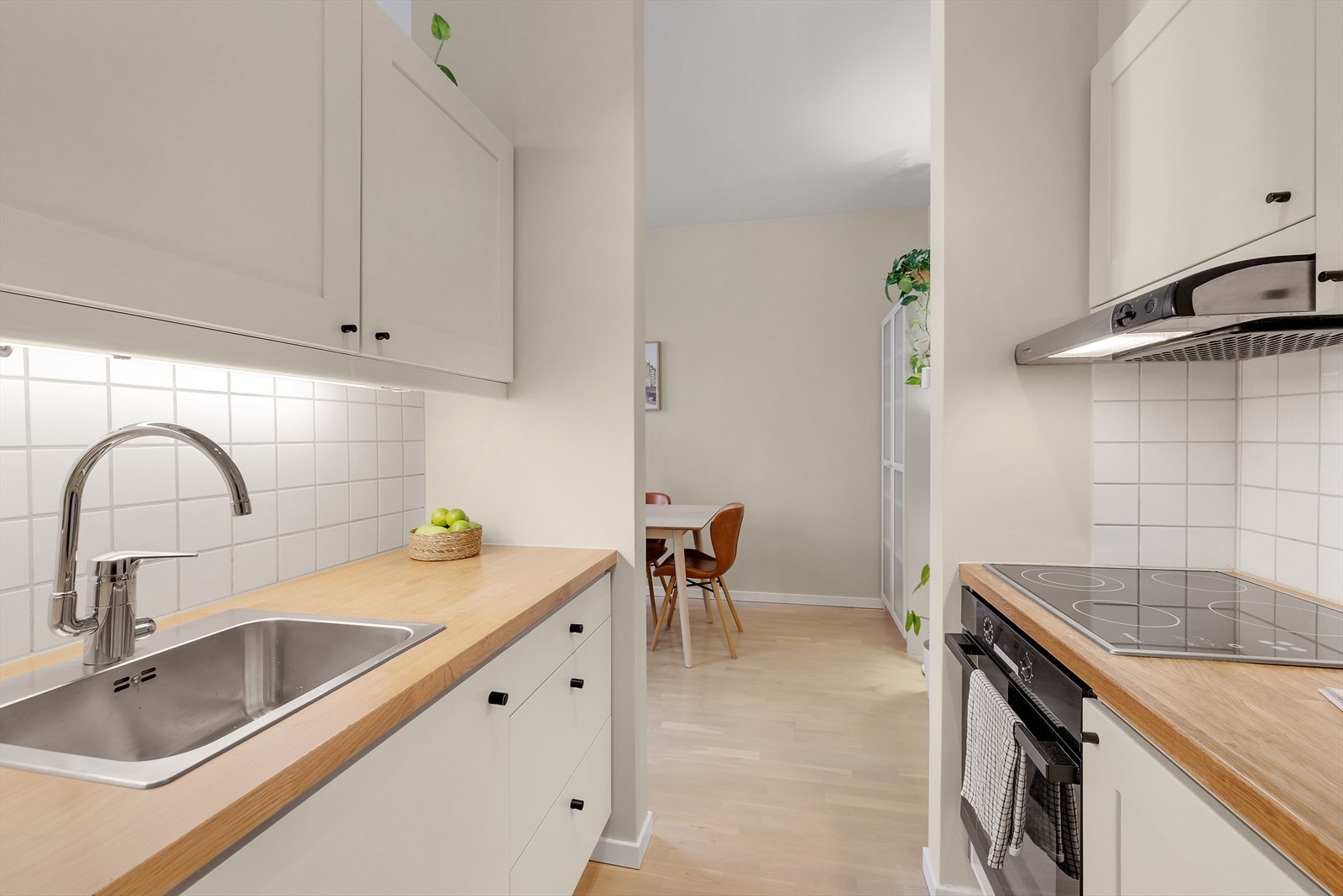 Videre er kjøkkenet utstyrt med integrert induksjonstopp, stekeovn og kjøl/fryseskap, samt plass til frittstående oppvaskmaskin. Galleribilde