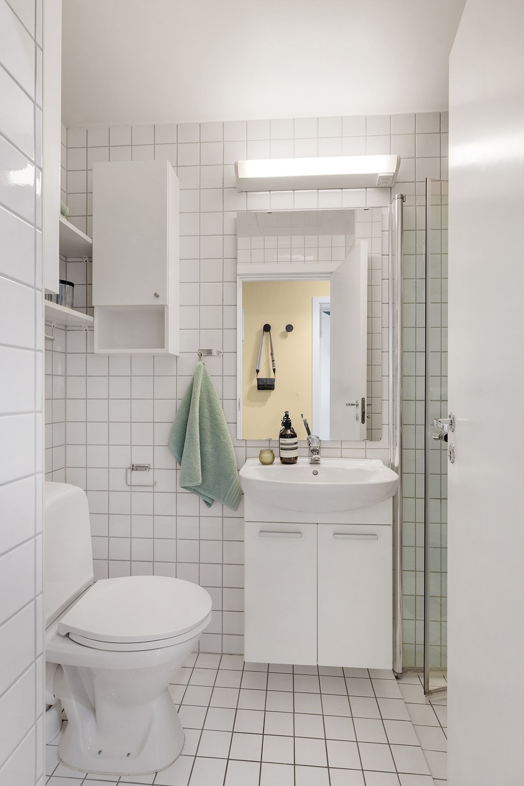 Badet er innredet med klosett, servant med innredning, speilskap m/lys og dusjhjørne med innfellbare glassdører. Galleribilde