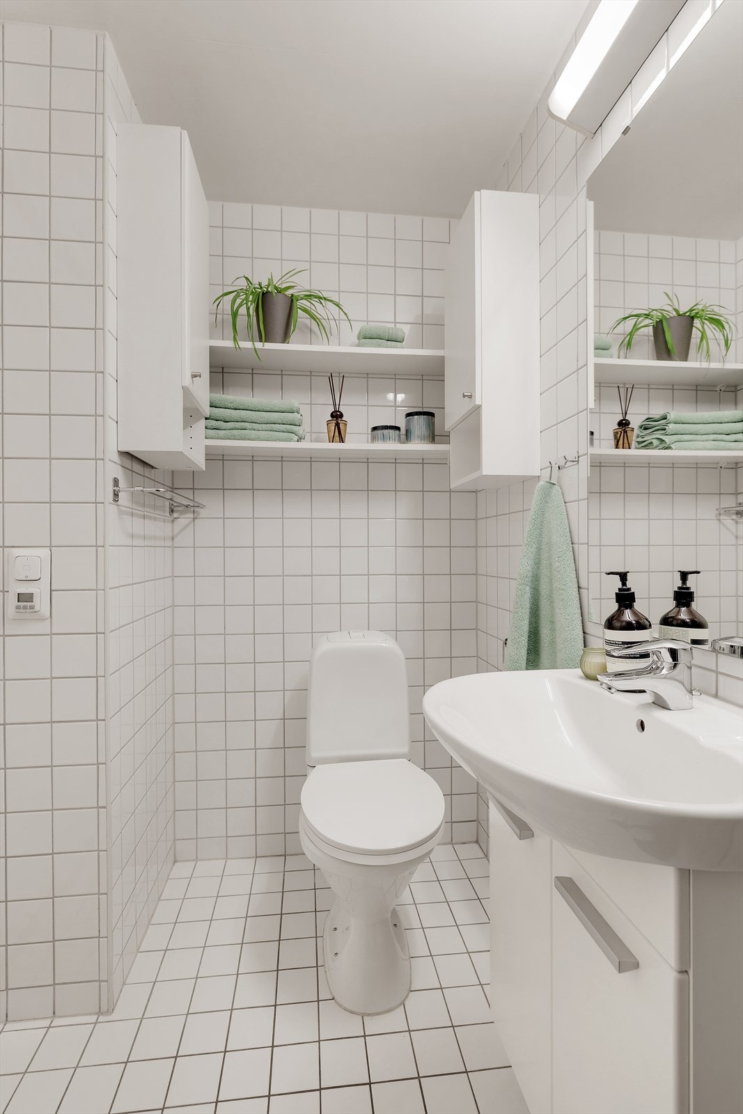 Pent og tidløst baderom med elektrisk gulvvarme. Galleribilde