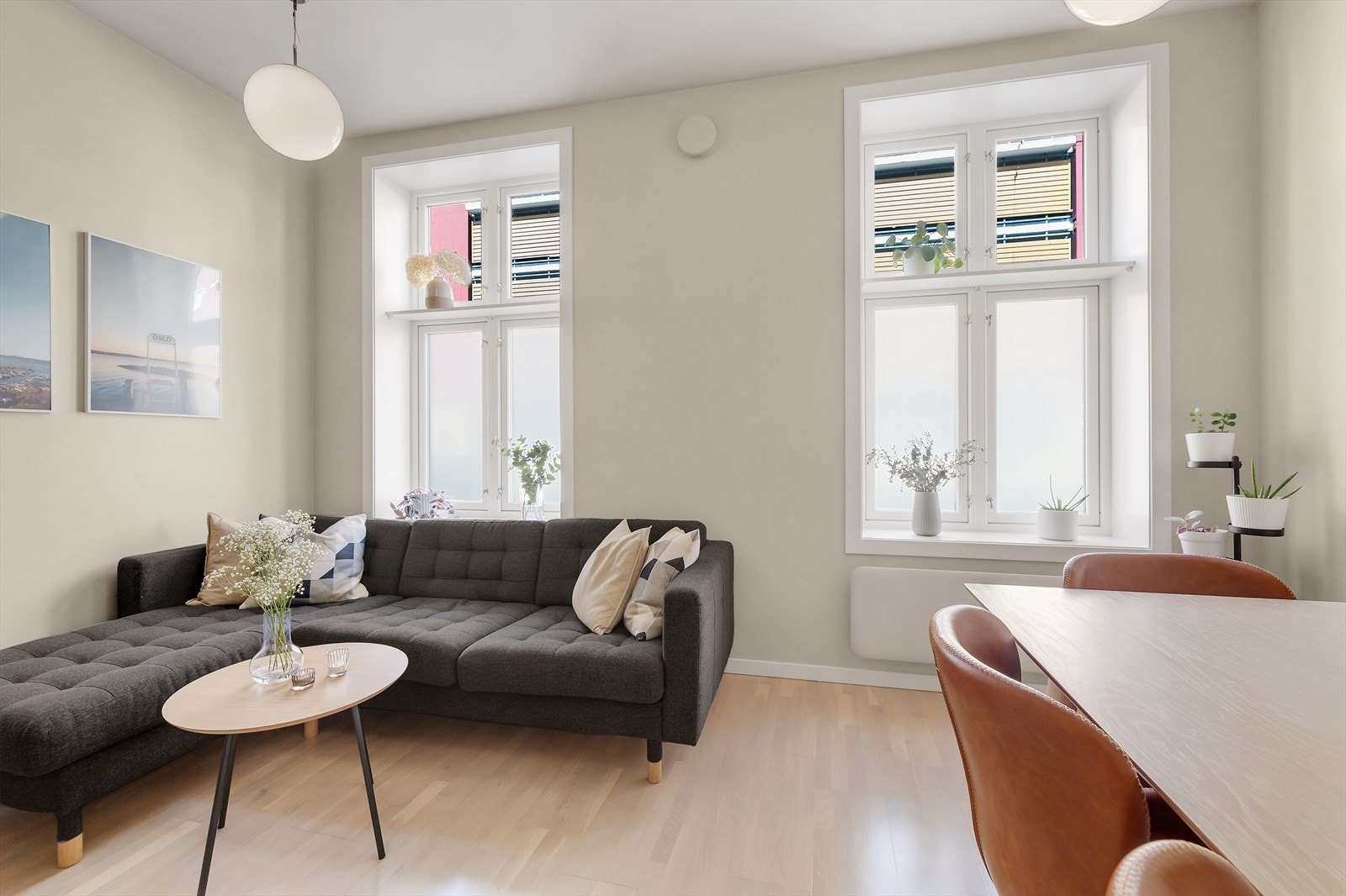 Lys og luftig stue med store vindusflater og generøs takhøyde på 2,78 m, noe som bidrar til en flott romfølelse. Galleribilde