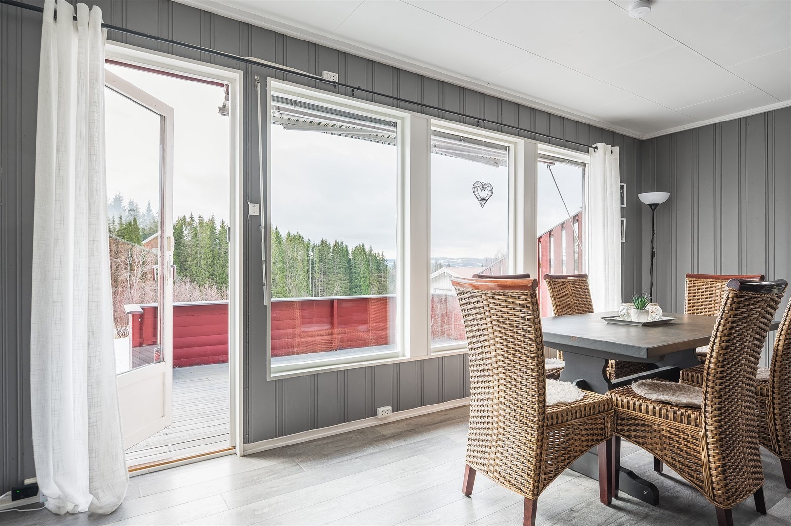 Fra stuen er det utgang til terrassen. Galleribilde