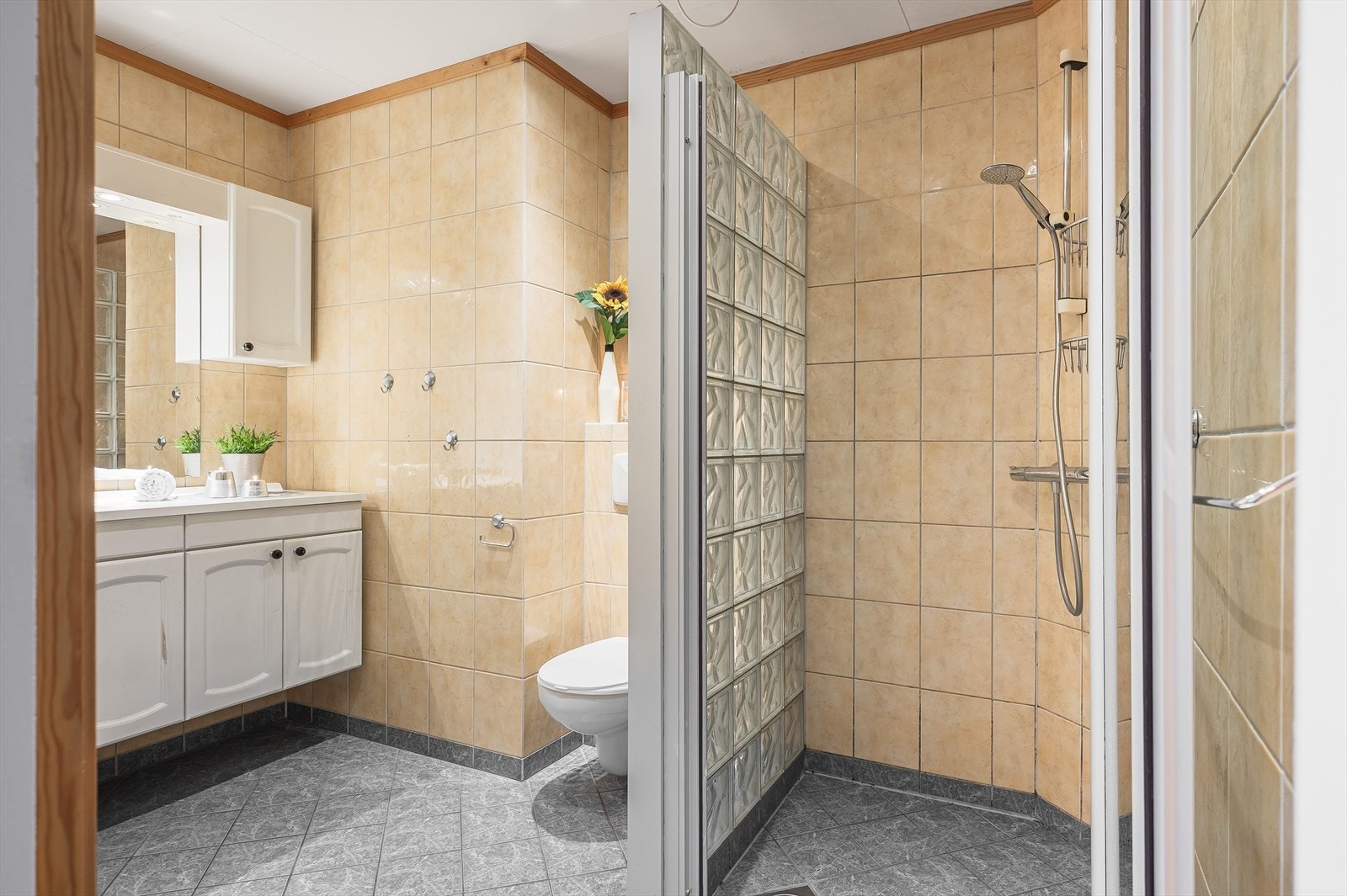 Badet har servant, toalett og hjørnedusj. Galleribilde