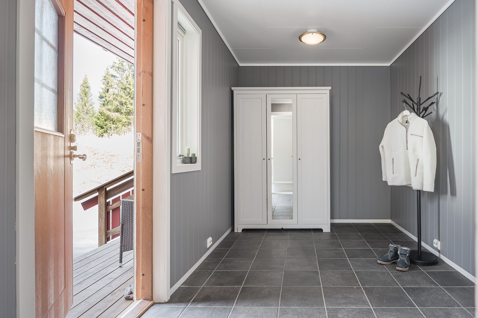 Velkommen inn til en romslig gang. Galleribilde