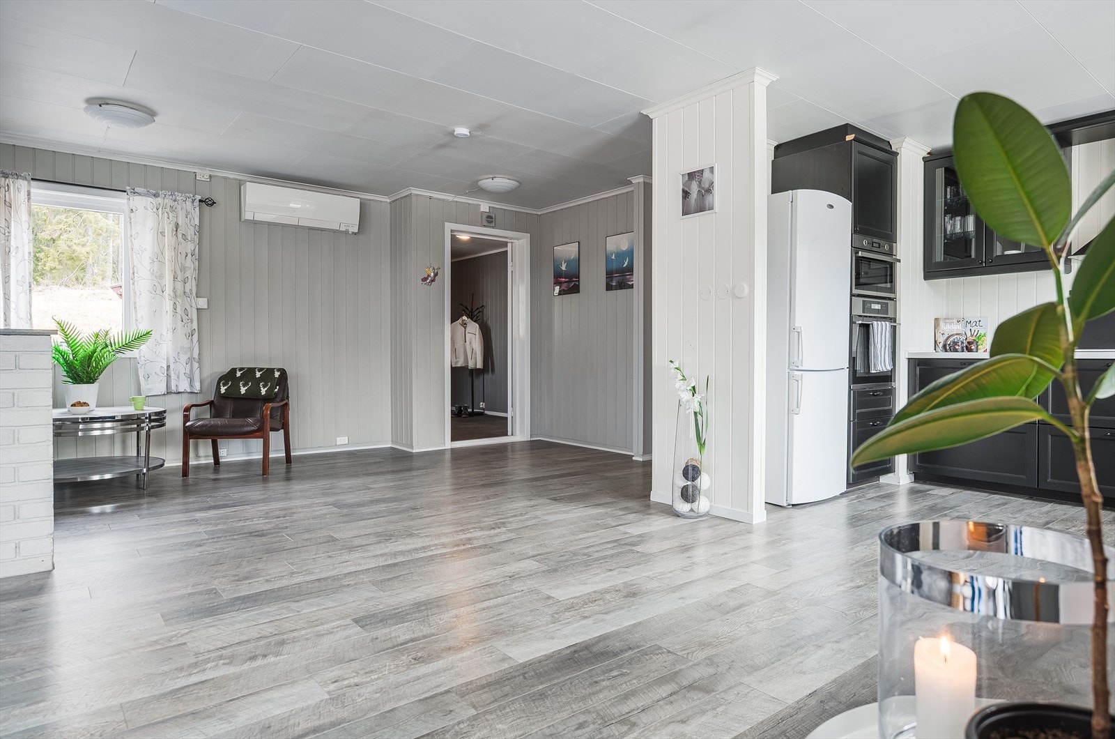 Boligen varmes opp av varmepumpe og vedovn. Galleribilde