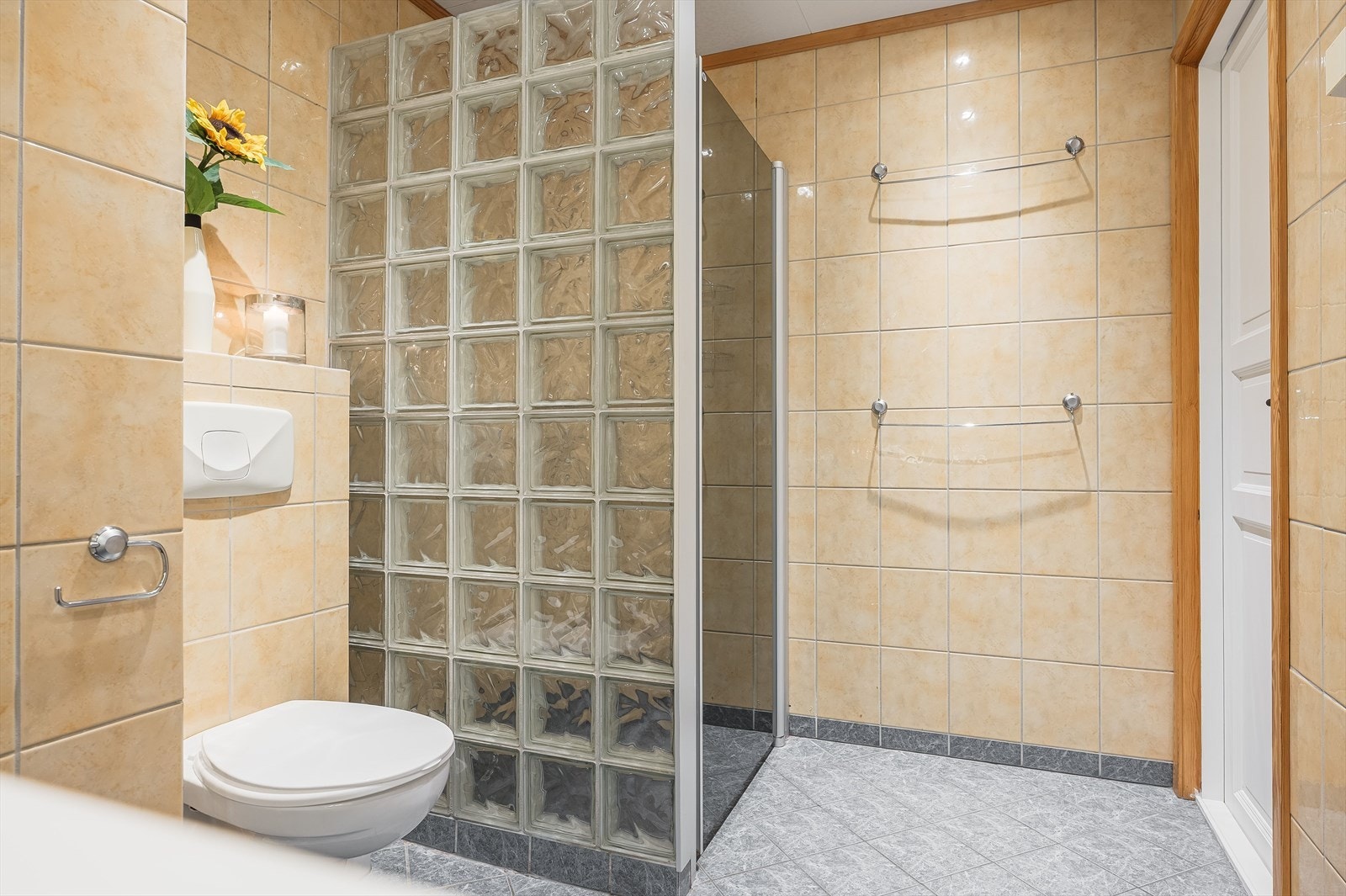 Flislagt bad med varme i gulvet. Galleribilde