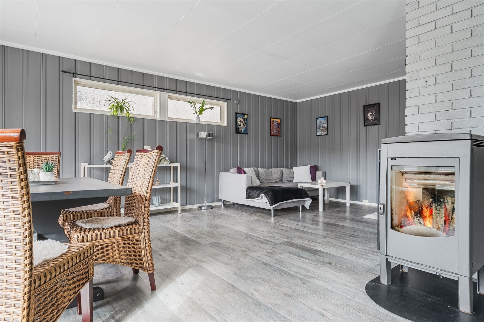 Vedovnen bidrar til en varm og lun atmosfære i rommet. Galleribilde