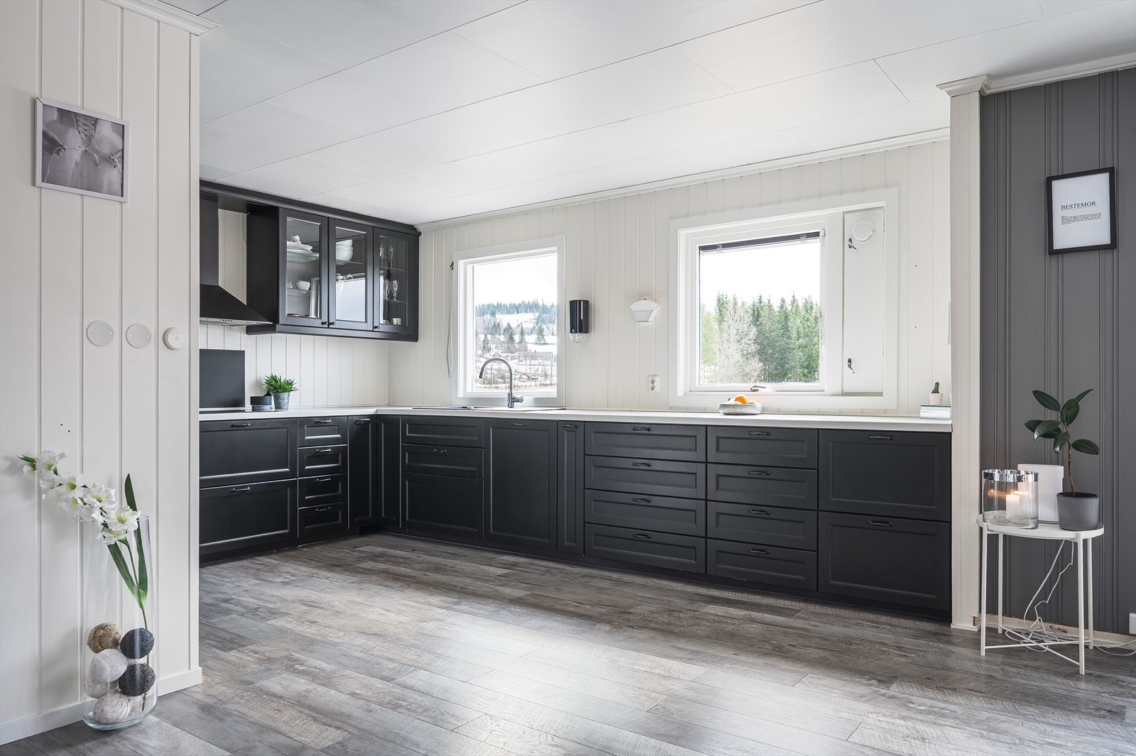 Stor benkeplass. Galleribilde