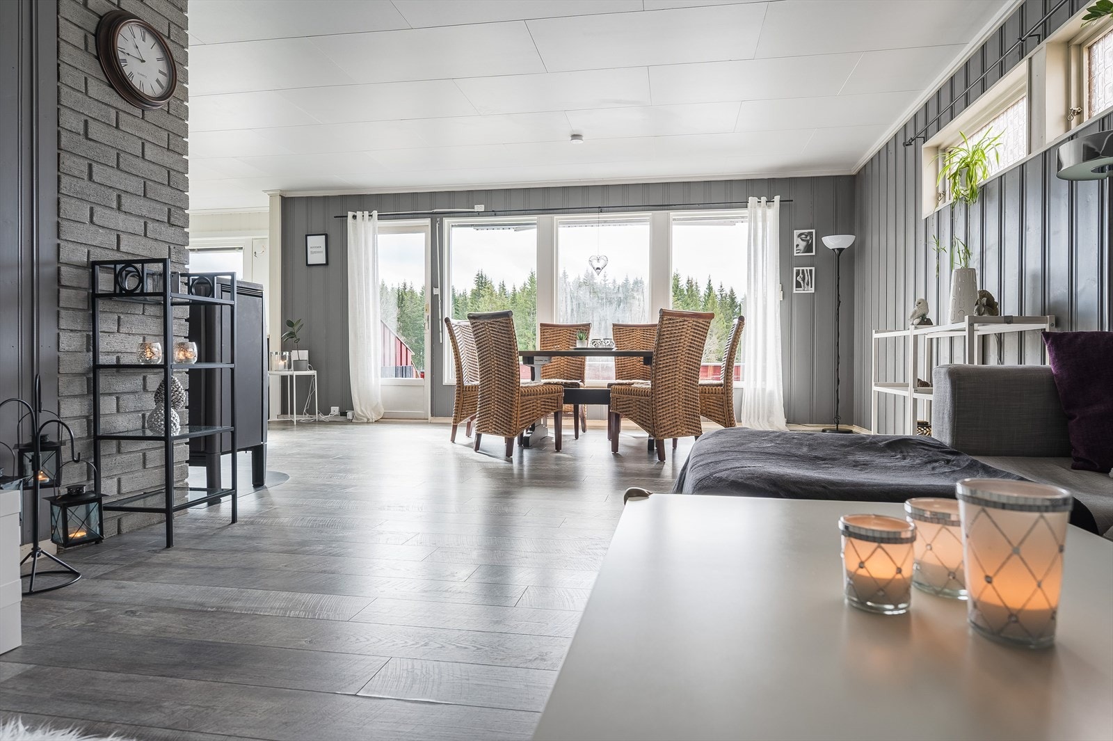 Fin og naturlig adskilt spisestue. Galleribilde