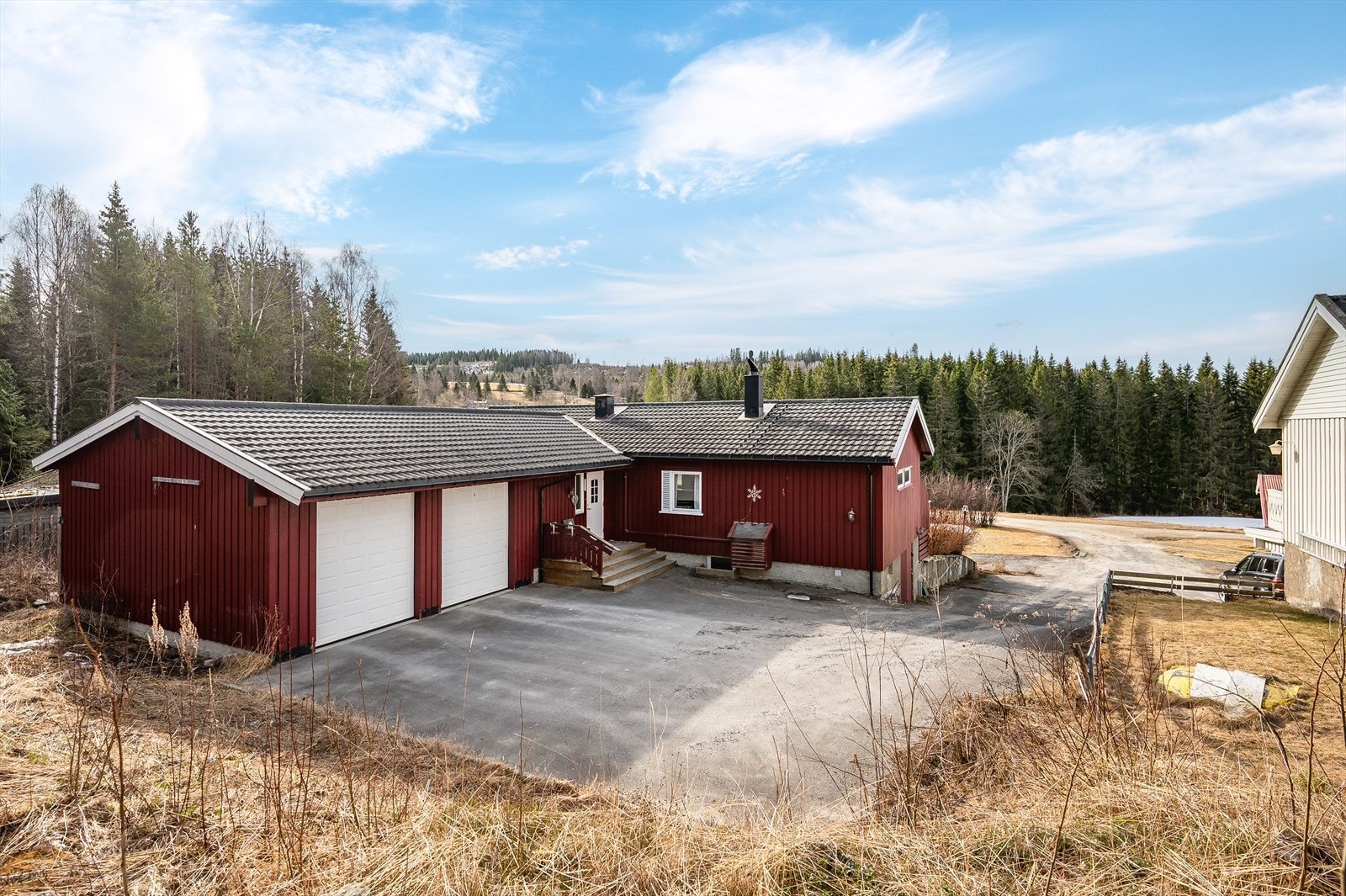 Asfaltert gårdsplass og dobbel garasje. Galleribilde