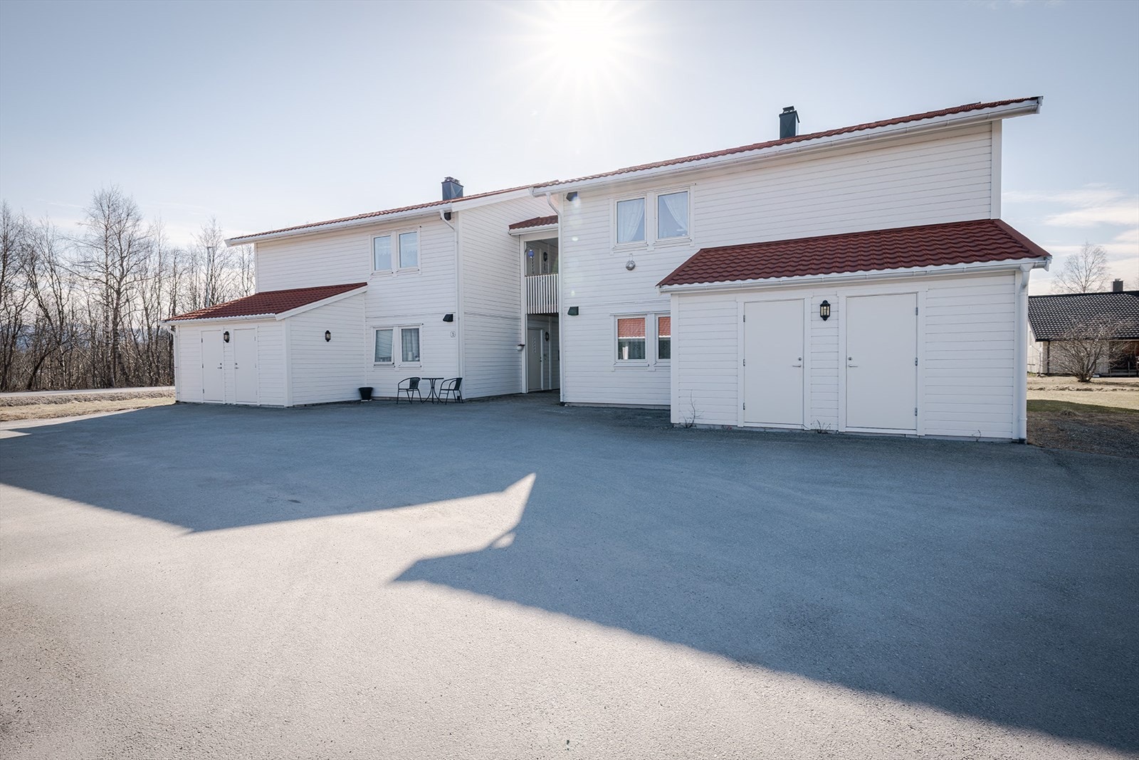 Eiendommen ligger i et etablert boligområde, ca. 1,5 km fra sentrum. Gangavstand til matbutikk, barnehage, skoler og Fauskebadet med badstue, boblebad, terapibasseng ++. Fine turområder i nærheten Galleribilde