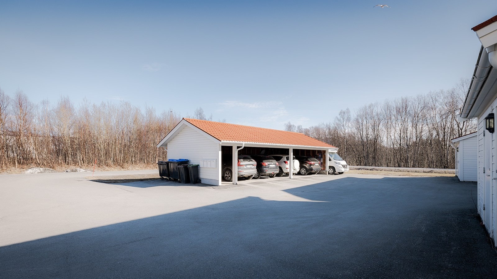 Asfaltert parkeringområde, og carport like ved inngangspartiet. Styreleder opplyser at hver andel har mulighet til å få installert elbil lader i carport Galleribilde
