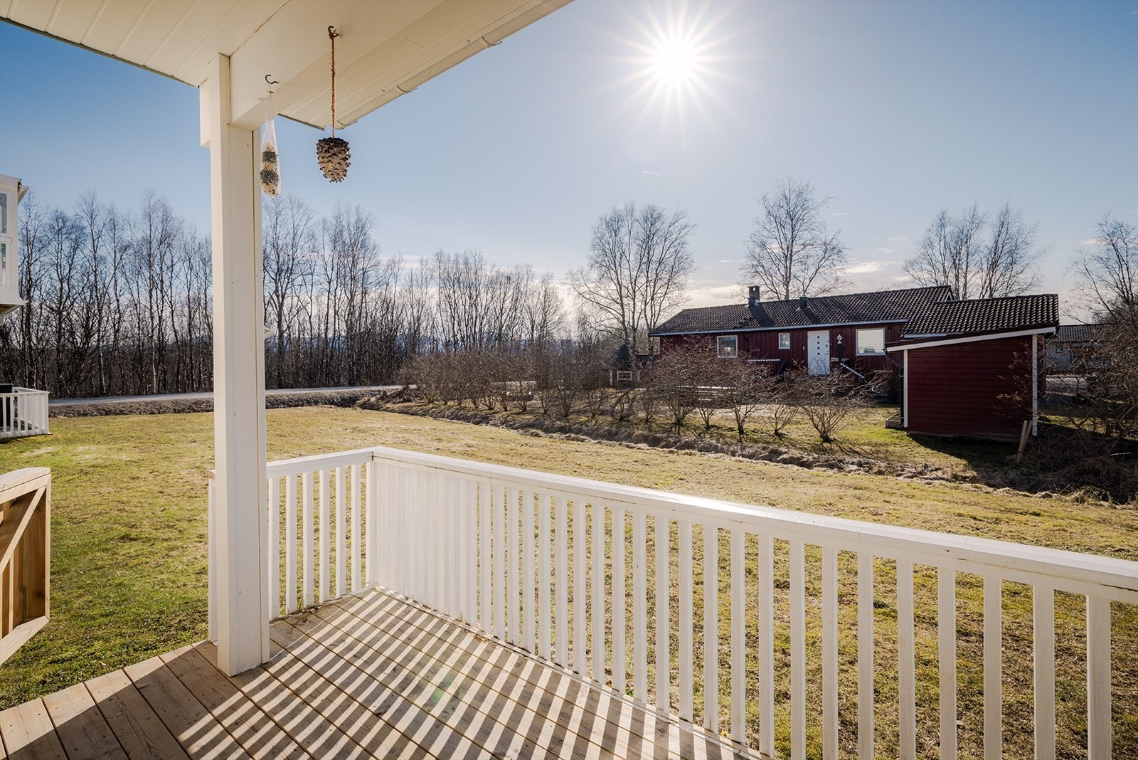 Eiendommen har gode lys og solforhold. Snømåking, strøing og plenklipping er med i felleskostnadene samt ytre vedlikehold Galleribilde