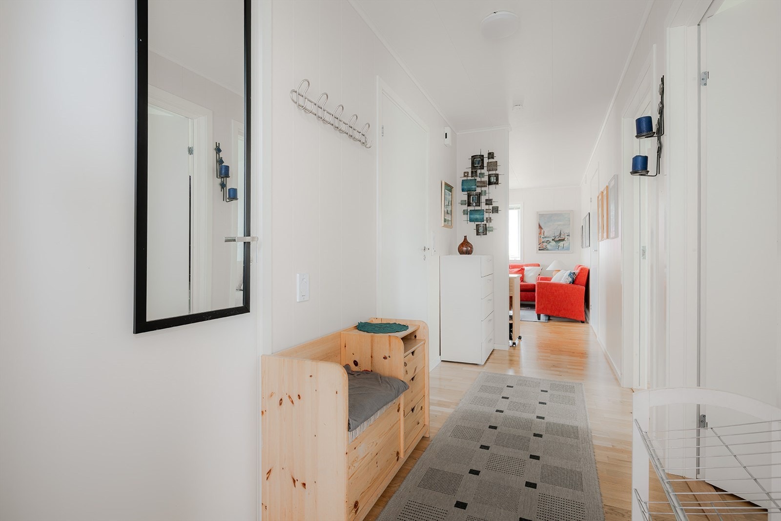 Leiligheten inneholder 3 soverom, bad/vaskerom/ teknisk rom/bod og stue/kjøkken Galleribilde