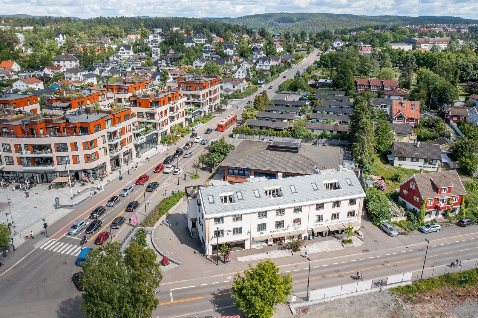 Bygget ligger sentralt på Sæter. Galleribilde