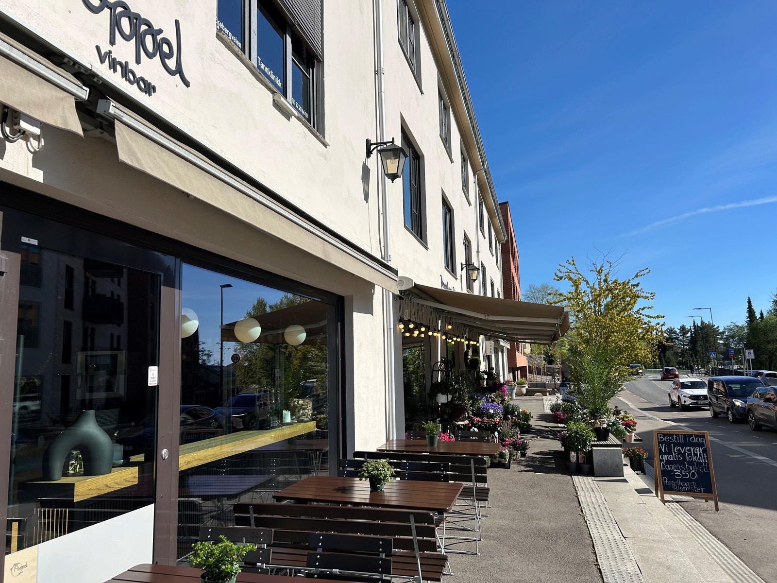 Kontoret ligger i 2. etasje, rett over Poppelhagen Blomster Galleribilde