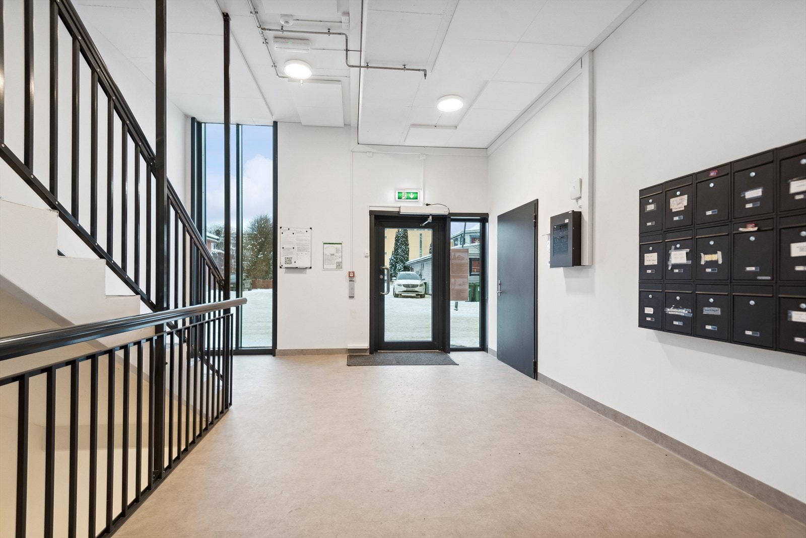 Inngang fra Skolegata - romslige og lyse fellesareal Galleribilde