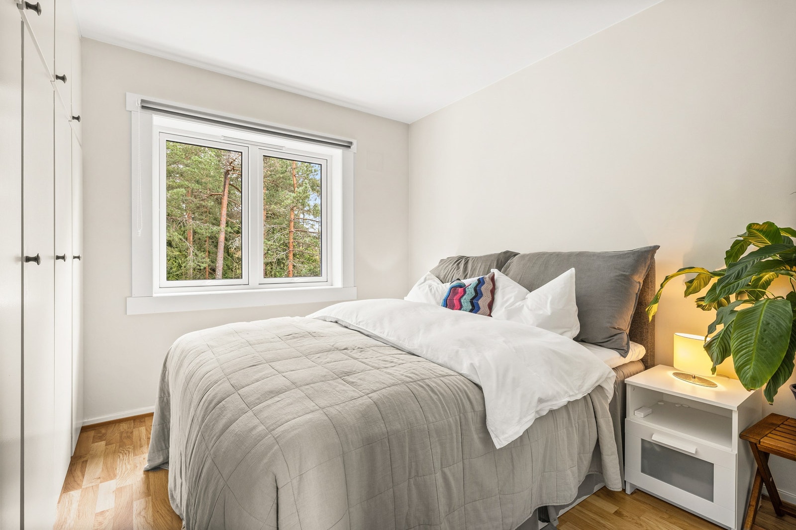 Soverom med garderobeskap mot stille skogholt Galleribilde