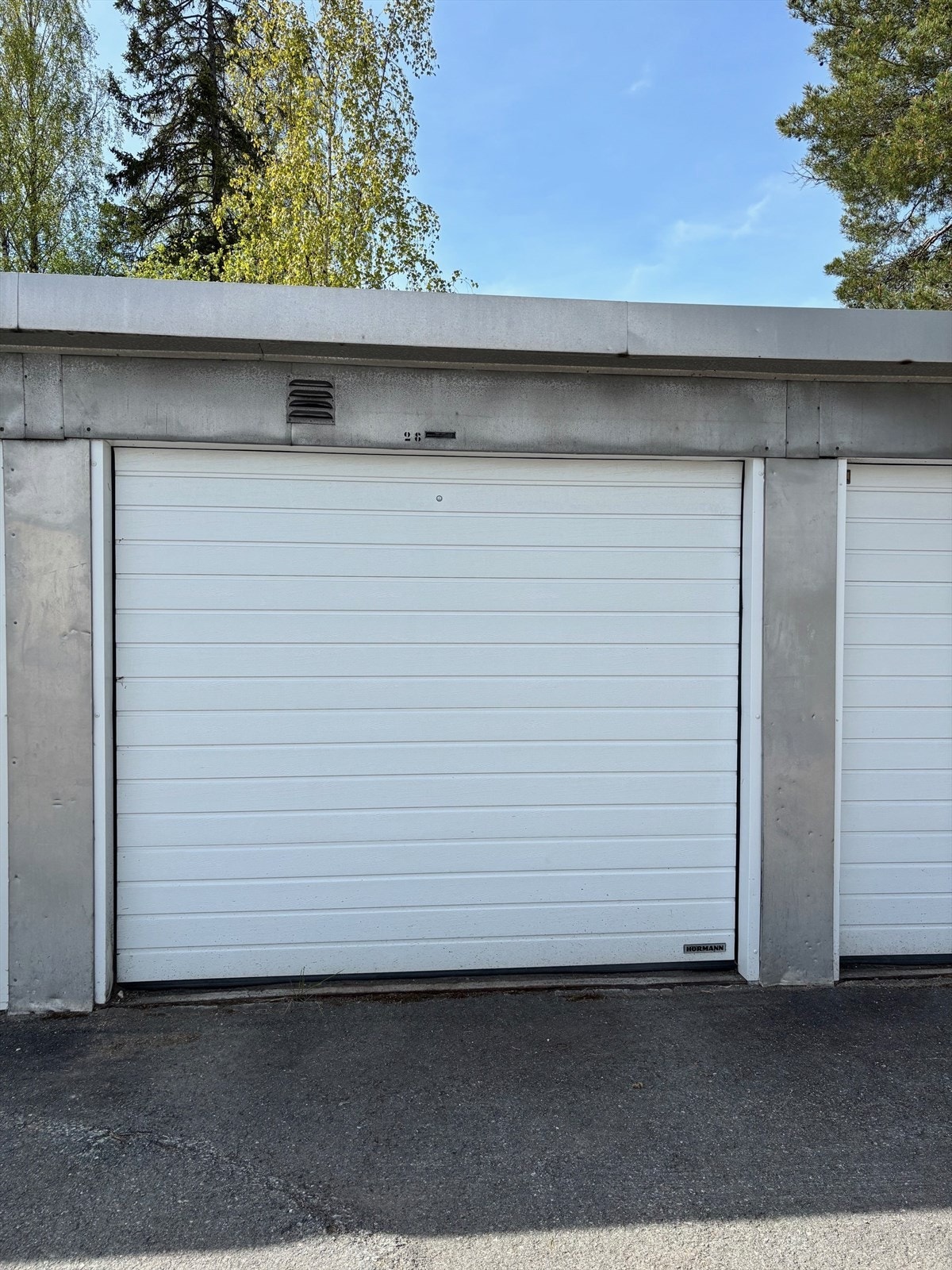 Garasjeplass med nyere port Galleribilde