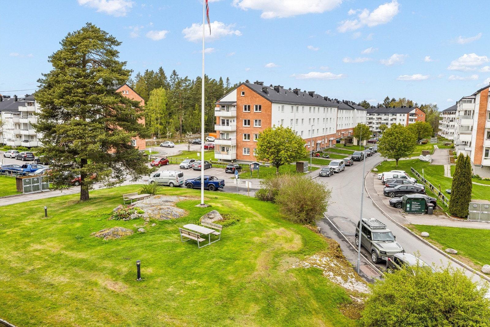 Boligen er omkranset av fine åpne tun og grøntarealer Galleribilde