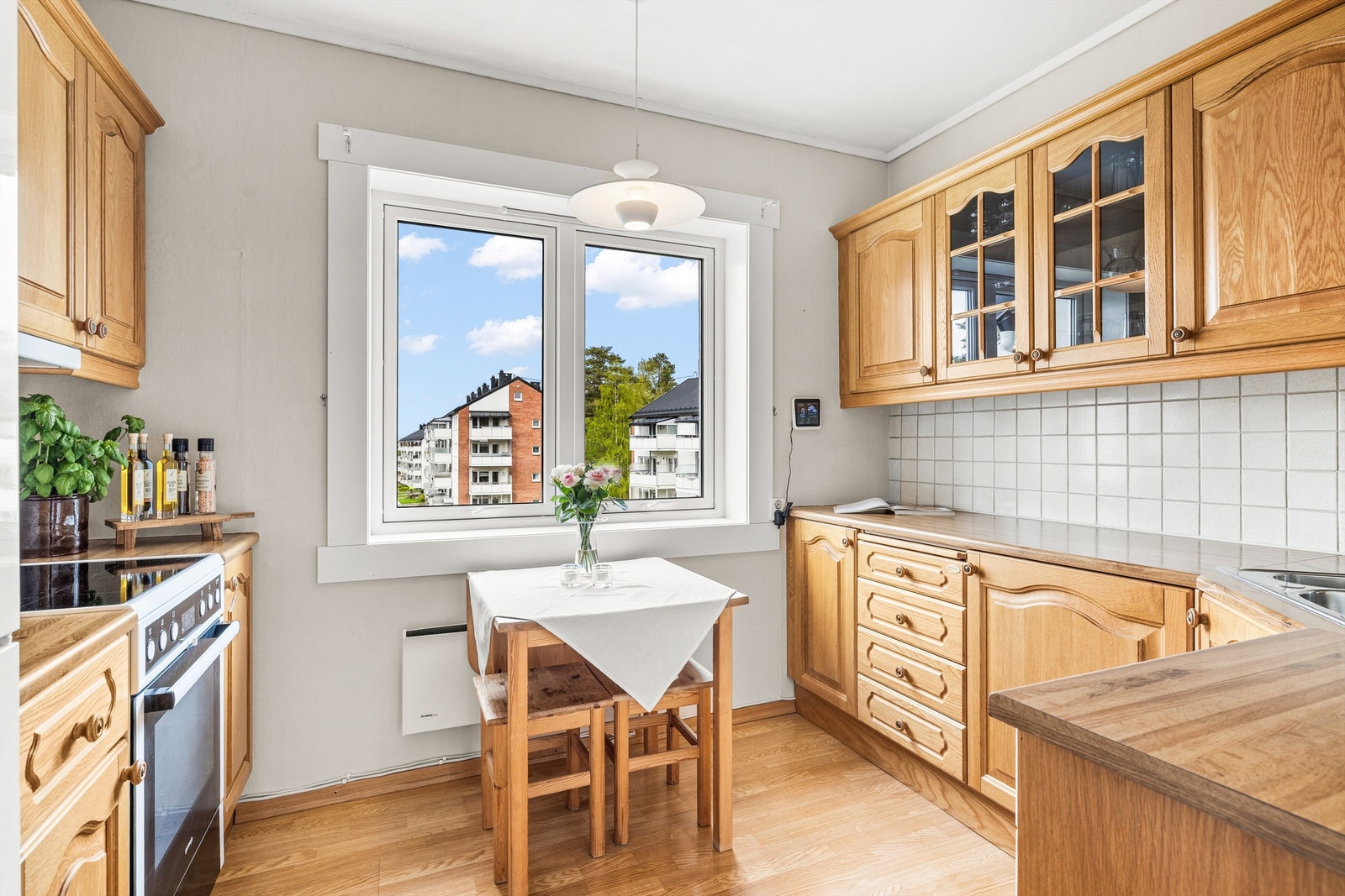 Kjøkken med mye oppbevaringsplass Galleribilde