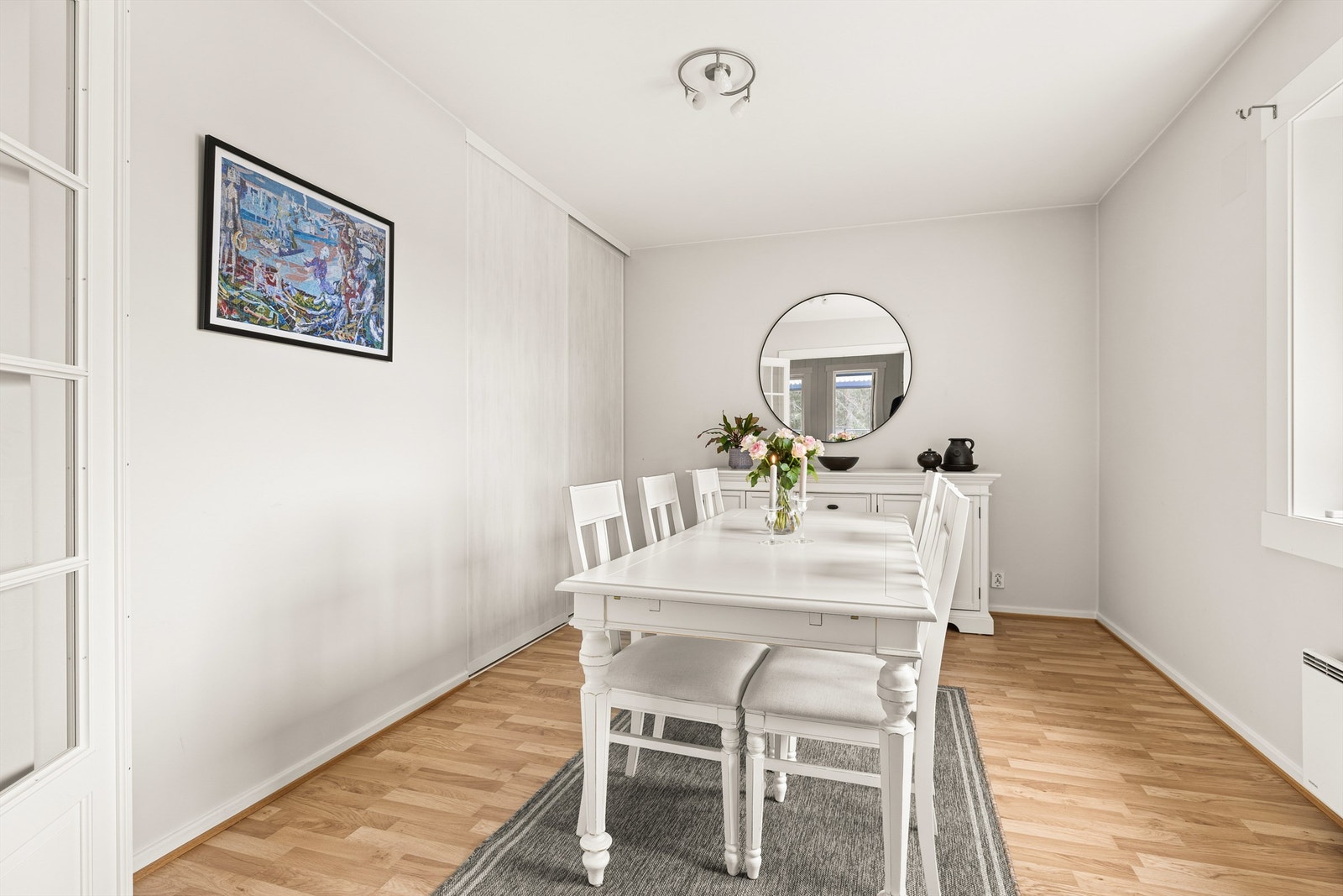 Det er skyvedørsgarderobe for ekstra oppbevaring Galleribilde