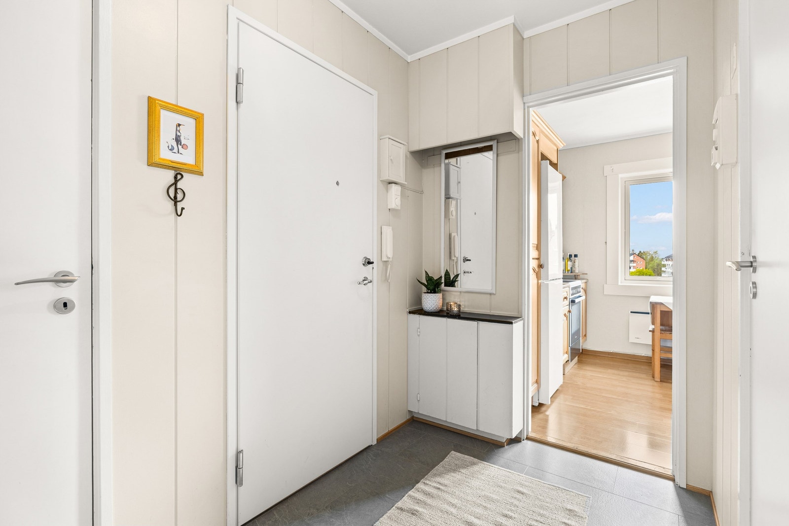 Entre med praktisk bod for klesoppbevaring Galleribilde