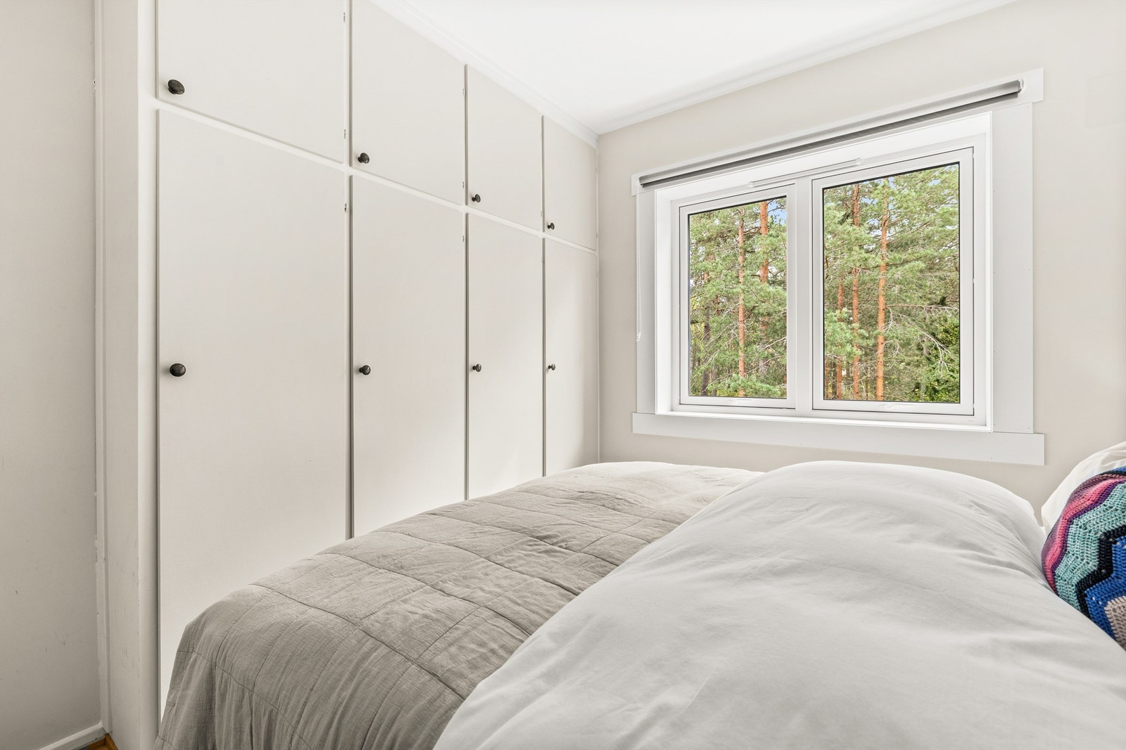 Soverom med garderobeskap mot stille skogholt Galleribilde