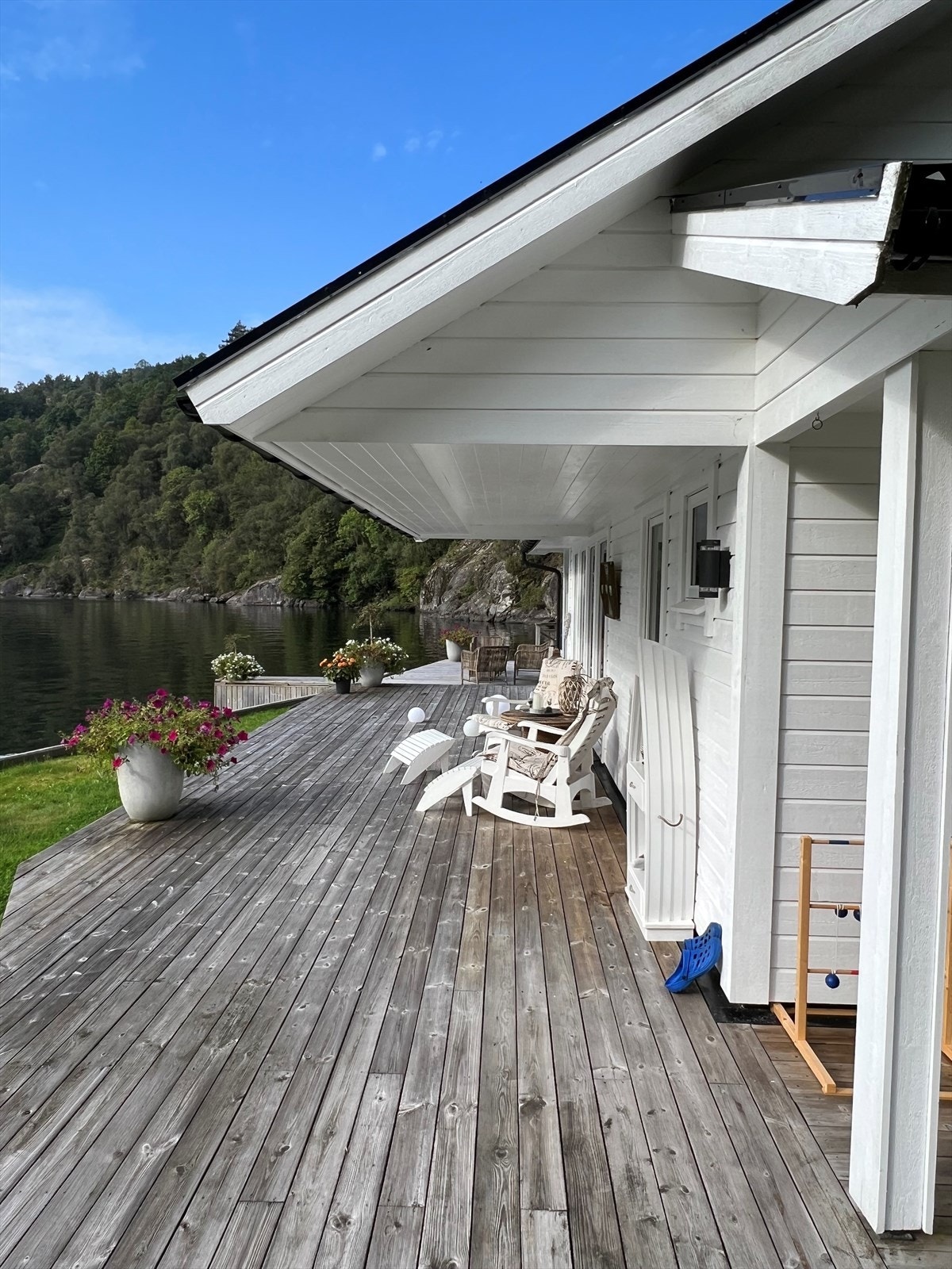 Flotte uteområder med plass til flere sittegrupper Galleribilde