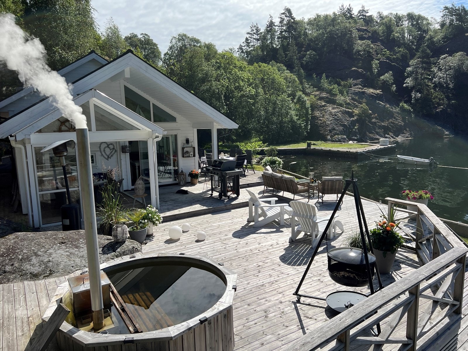Vedfyrt badestamp - herlig uteområde terrasser. Sommerstue - her kan en nyte dagene fra morgen til kveld ute Galleribilde