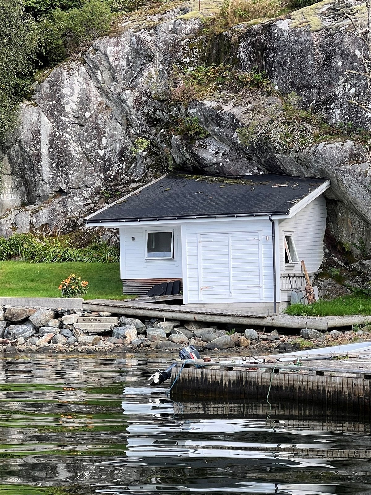 Naust med boder/oppbevaring og naust/båtrom Galleribilde