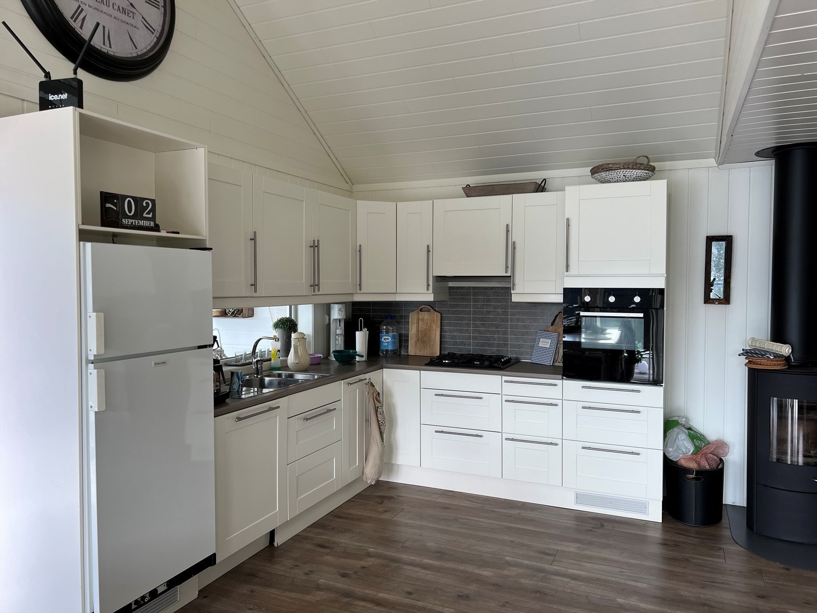 Kjøkken - Kjøleskap, komfyrtopp på gass. Stekeovn og ventilator på aggregat. Galleribilde