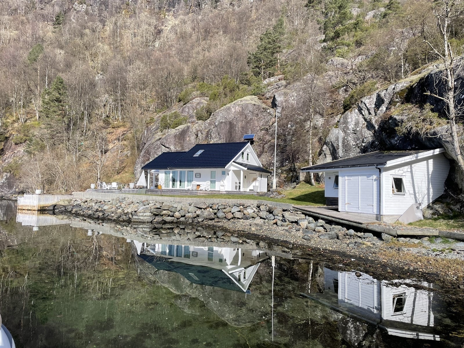 Fasade naust og hytte Galleribilde