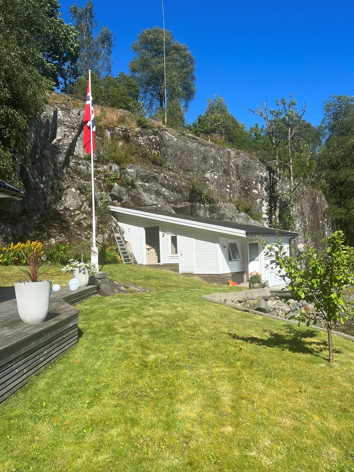 Herlig uteområde , flott opparbeidet med plen og romslig terrasse Galleribilde