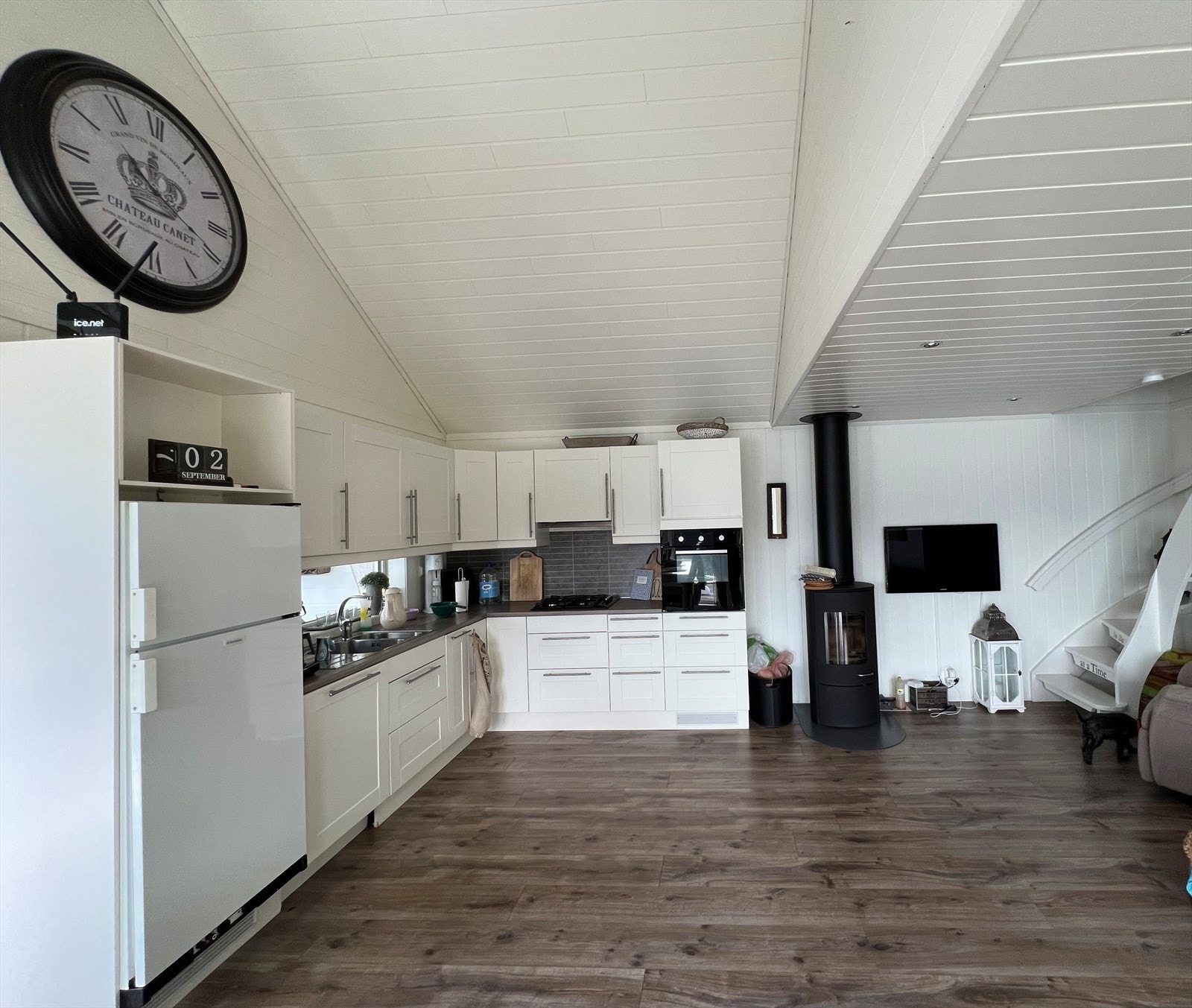 Kjøkken - Kjøleskap, komfyrtopp på gass. Stekeovn og ventilator på aggregat. Galleribilde