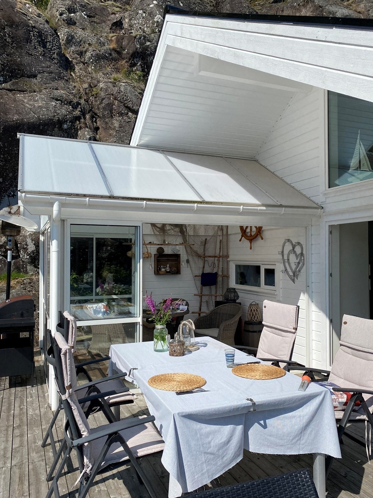 Spisegruppe ute eller inne i sommerstue - her kan en nyte dager og kvelder ute uansett vær og vind Galleribilde