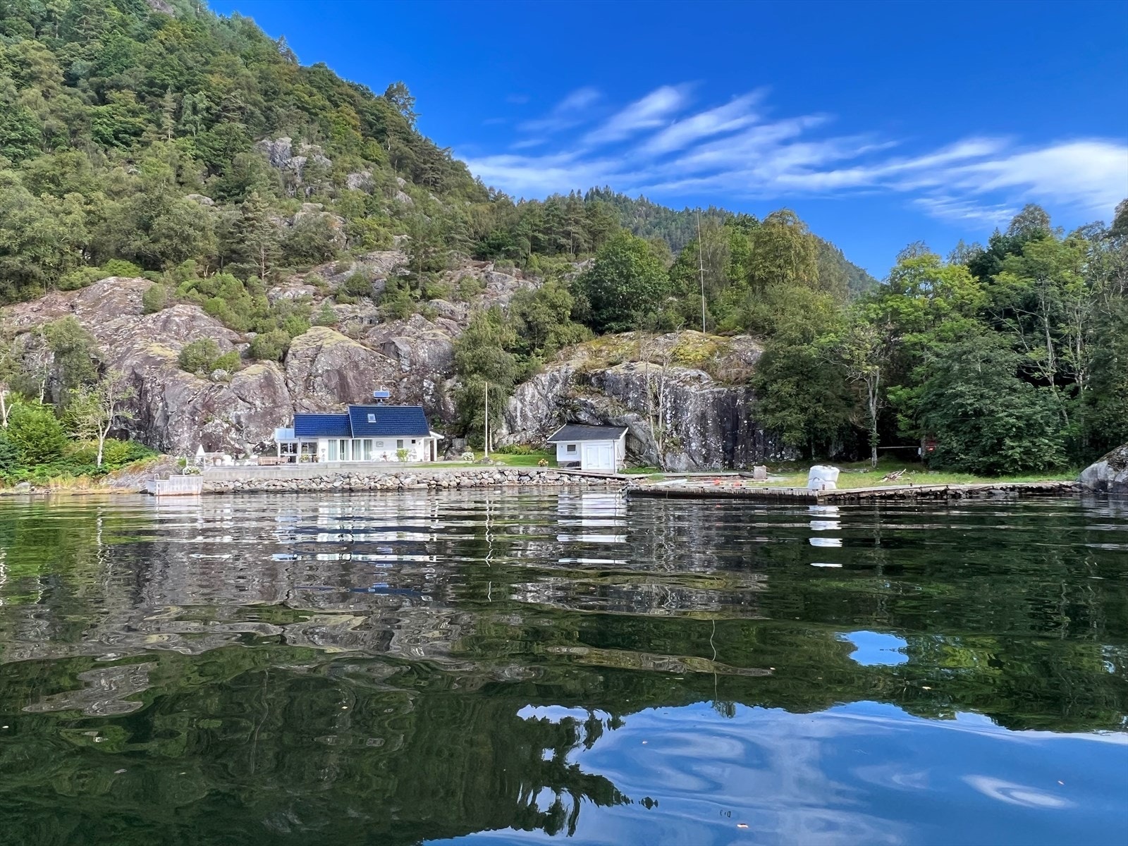 Idyllisk beliggende i sjøkanten Galleribilde