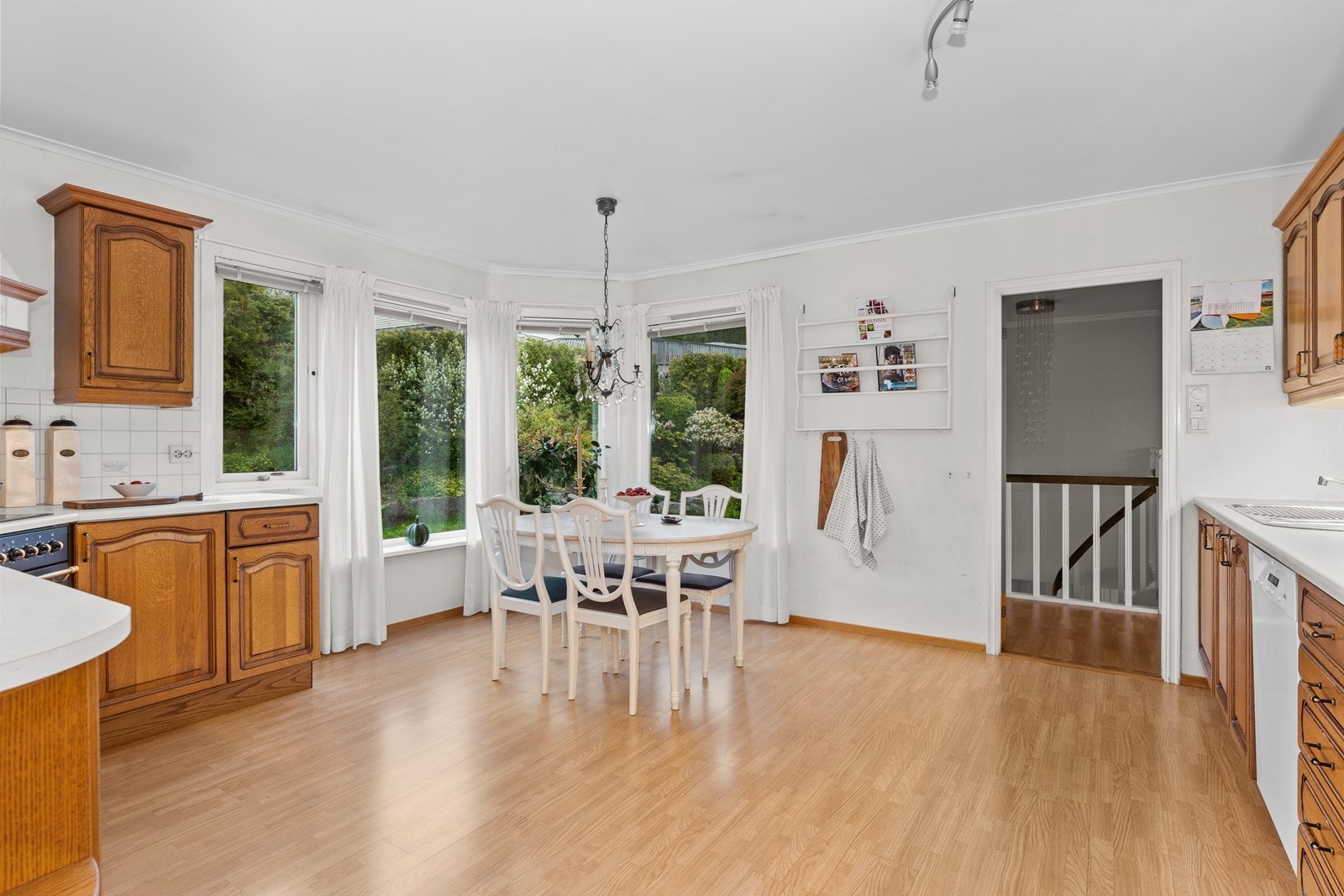 Romslig kjøkken med store vinduer som gir utsyn til hagen. Galleribilde