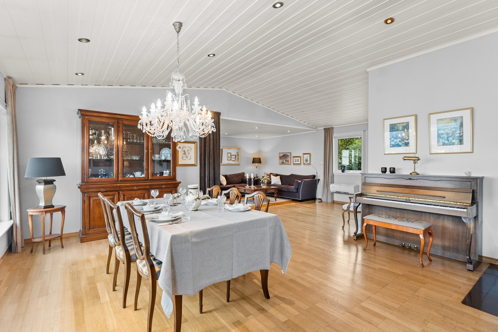 Stuens utforming gir rom for møblering i ulike soner. Galleribilde