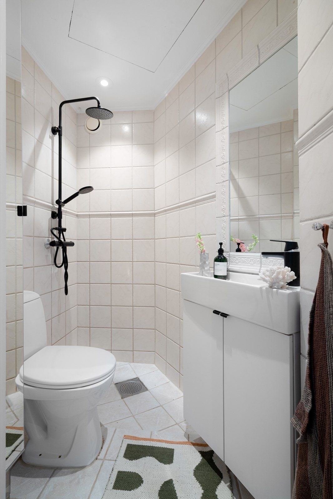 Badet ble oppført i ca. 1979 med bl.a plast gulvsluk. Det er senere modernisert på overflater av en tidligere eier. Integrert himlingsbelysning, gulvvarme og dusjhjørne. Galleribilde