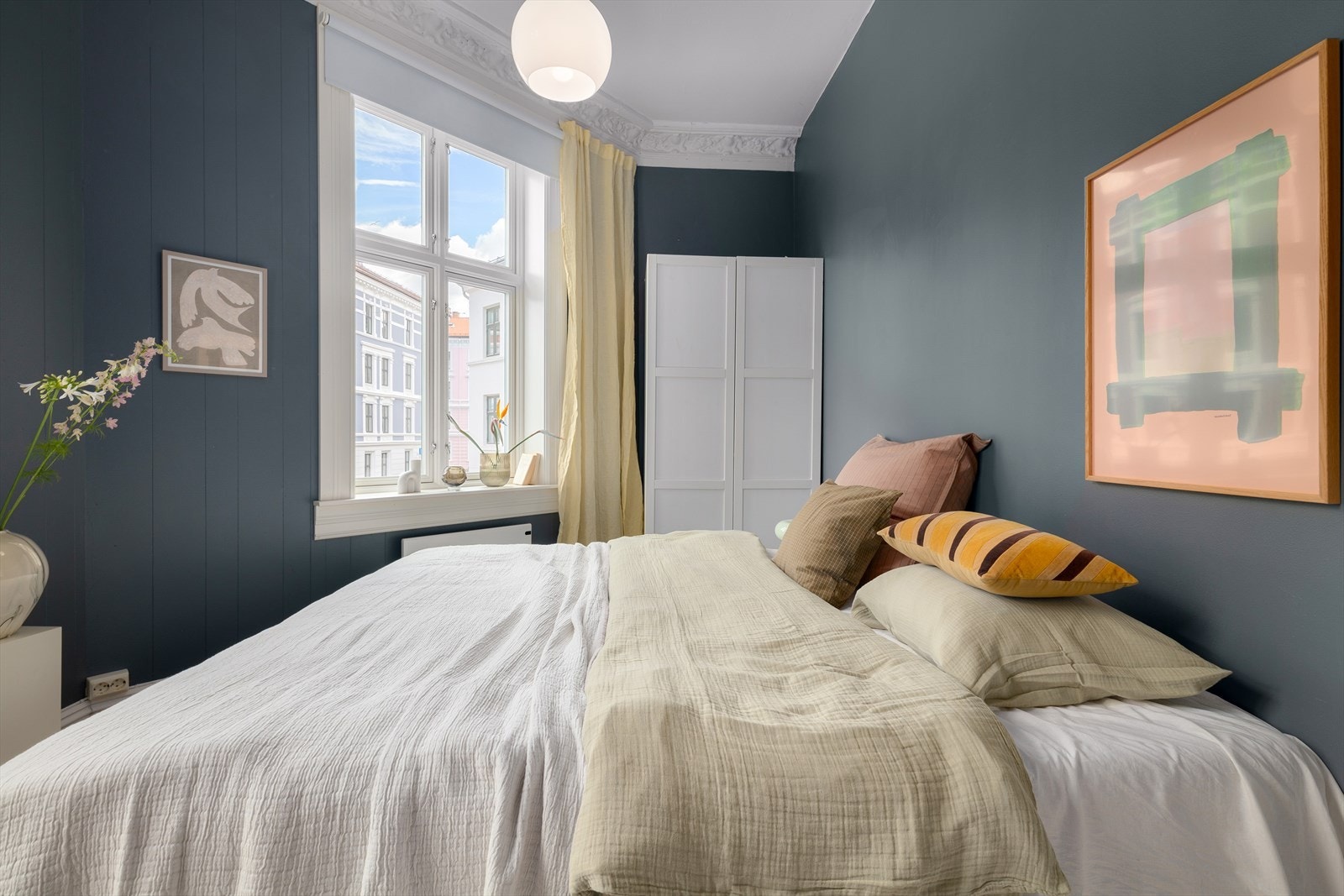 Det er god plass til både dobbeltseng og garderobeskap. Galleribilde