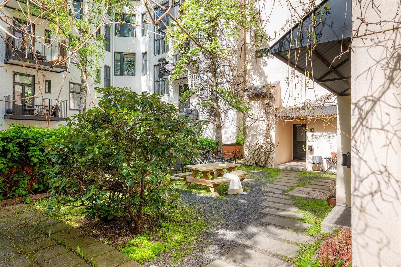 Her er det sittegrupper og grill til bruk for beboerene. Borettslaget fremstår ryddig, velstelt og veldrevet og kan vise til god vedlikeholdshistorikk. Galleribilde